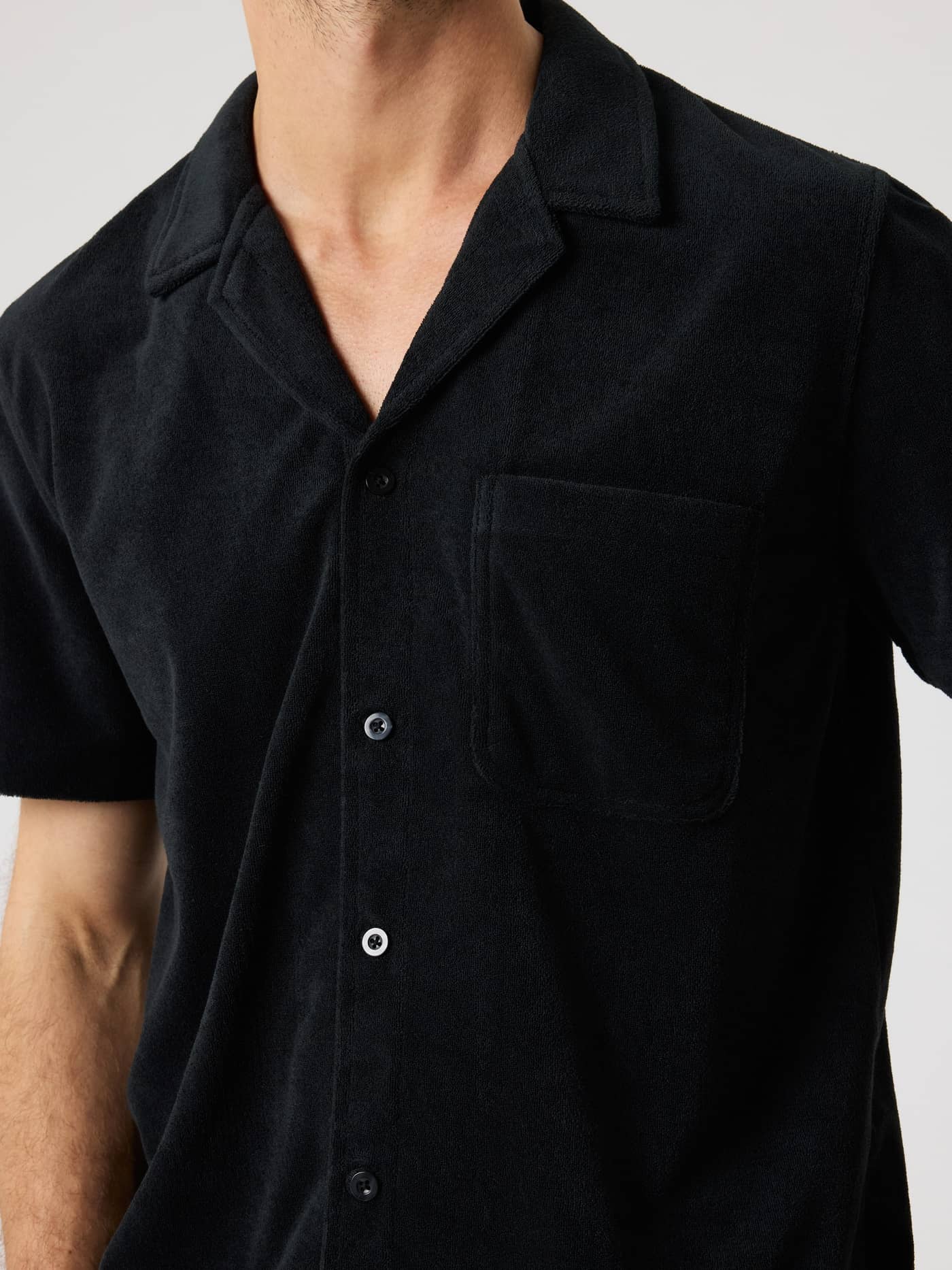 Borg Toweling Pool Shirt i Black Beauty (Sort) i nærbillede med blød frotté og funktionel brystlomme. - Image 5