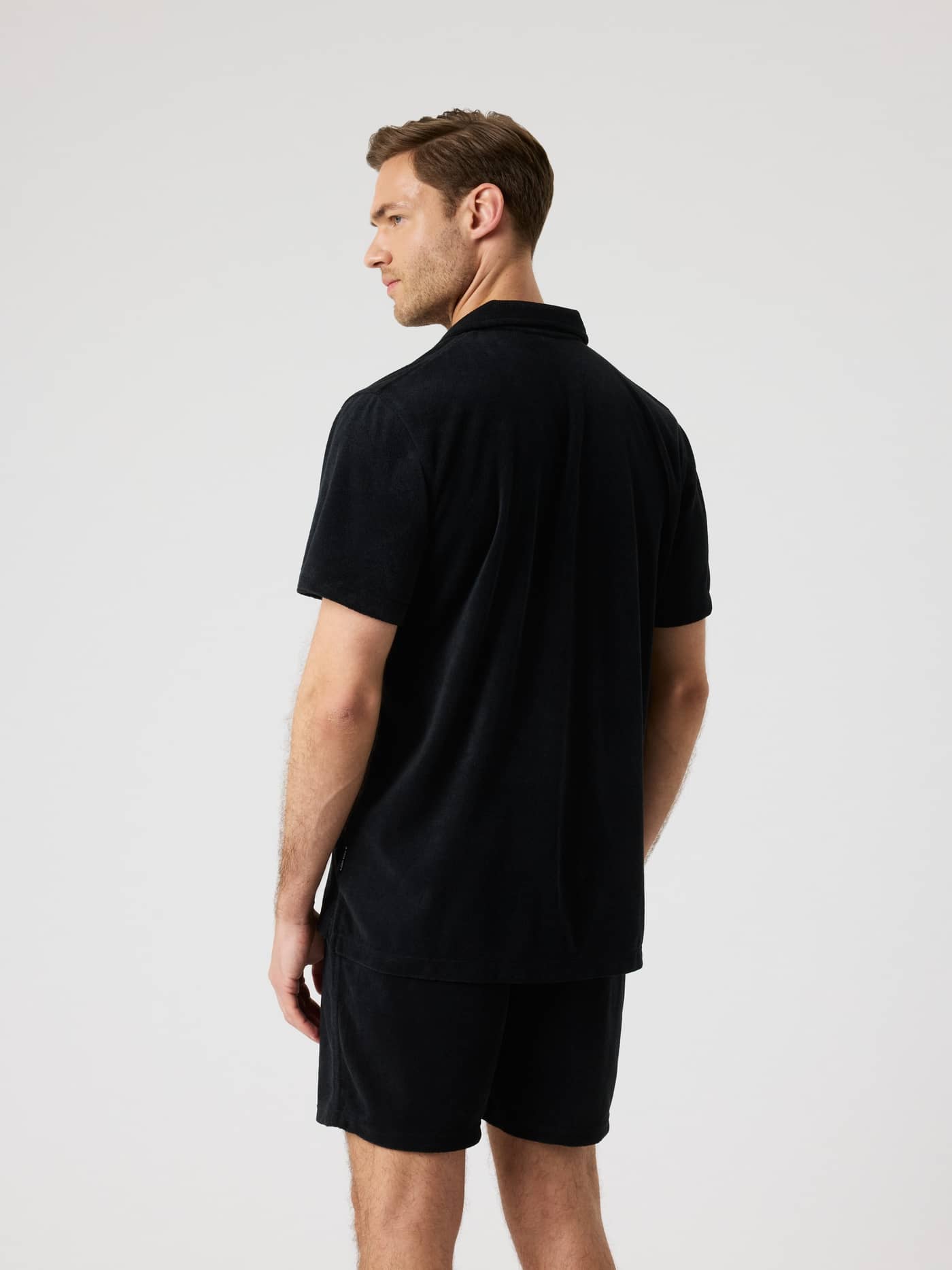 Borg Toweling Pool Shirt i Black Beauty (Sort) set bagfra i blød frotté med en regular fit. - Image 2