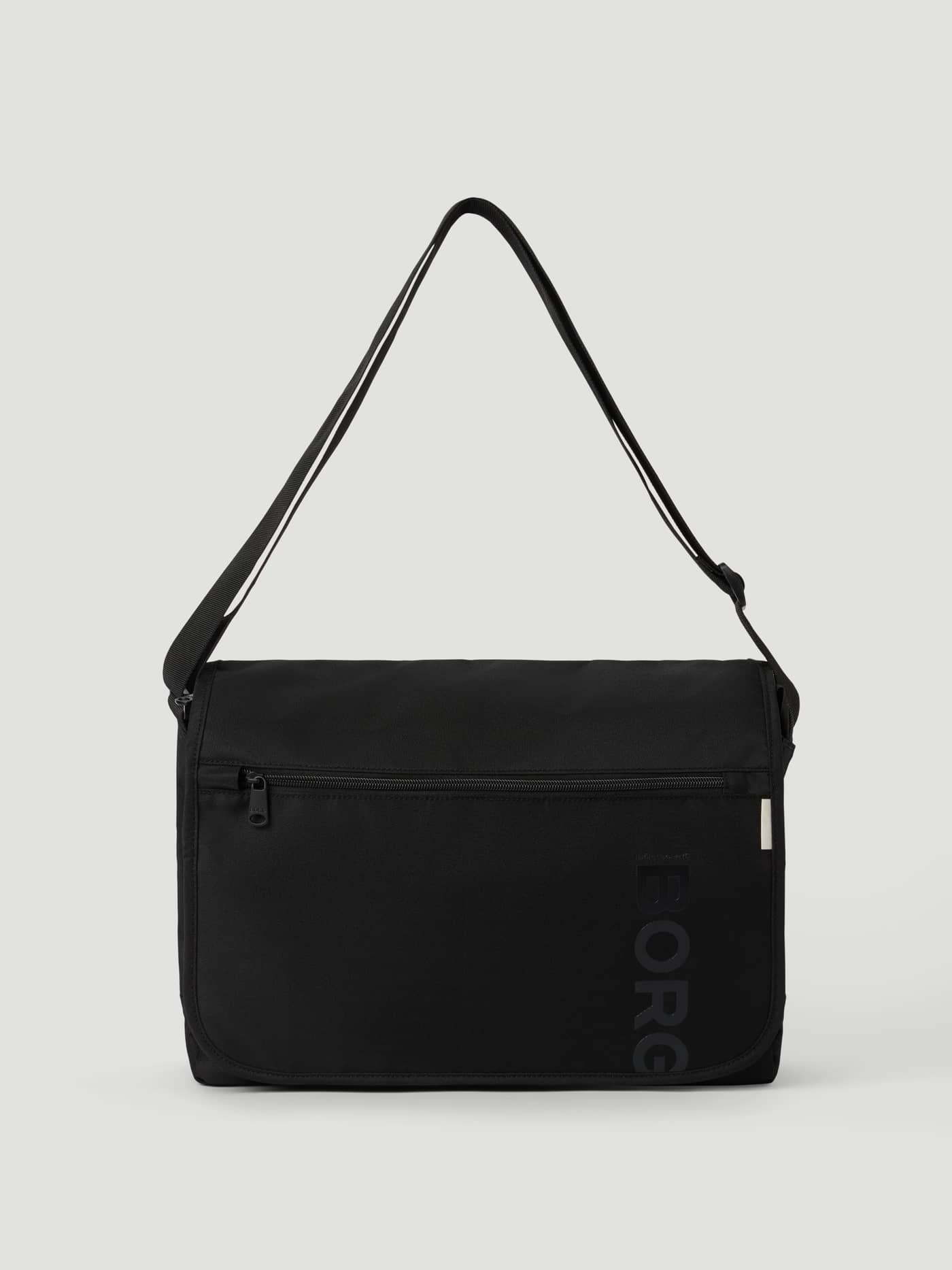 Björn Borg Core Flapbag 12,5L in Black Beauty (Zwart) van gerecycled polyester met een tonaal logo, vooraanzicht. - Image 1