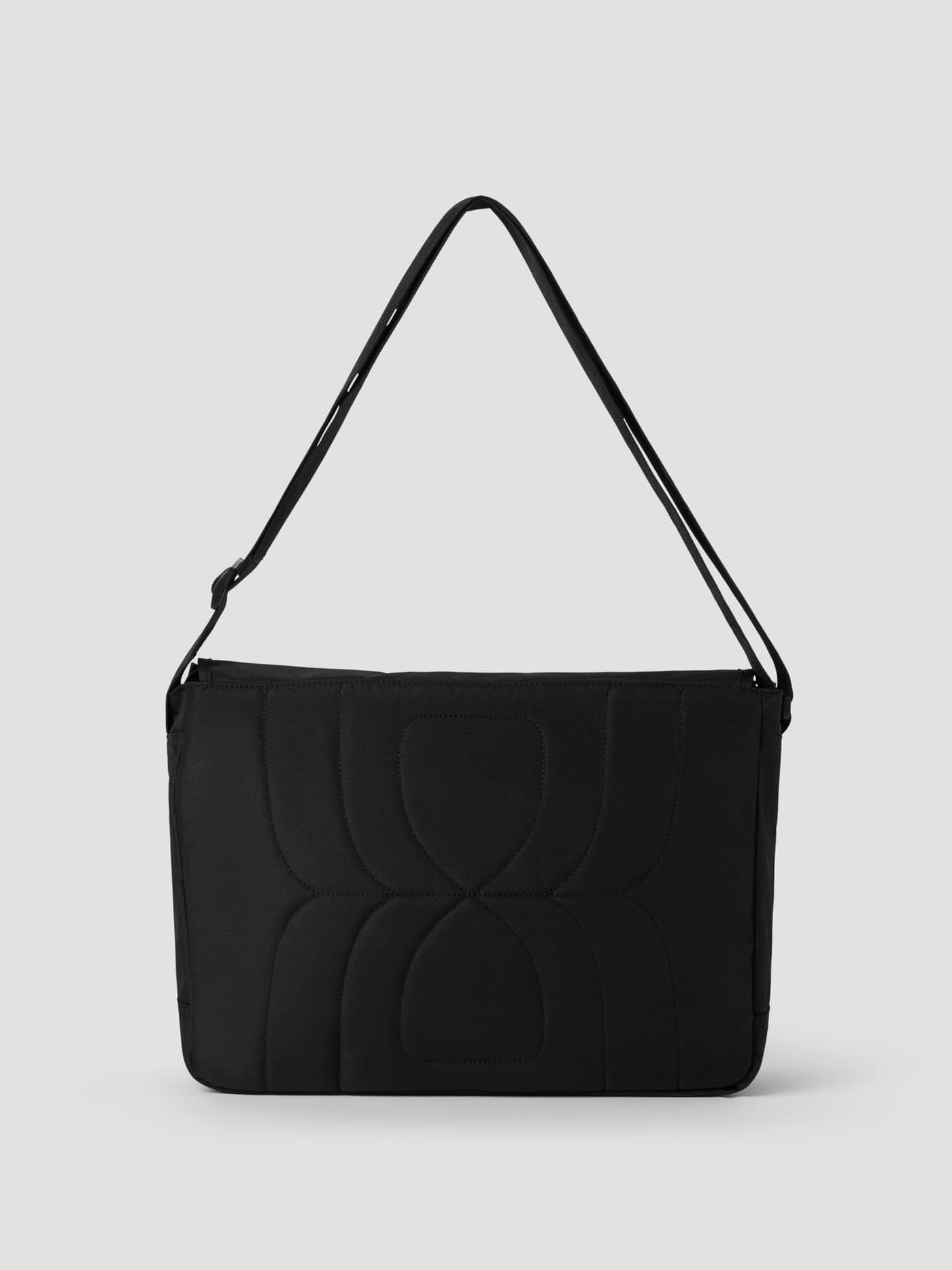 Rückansicht der Core Flapbag 12,5L in Black Beauty (Schwarz) mit gepolstertem Rückenpanel und verstellbarem Schultergurt. - Image 2