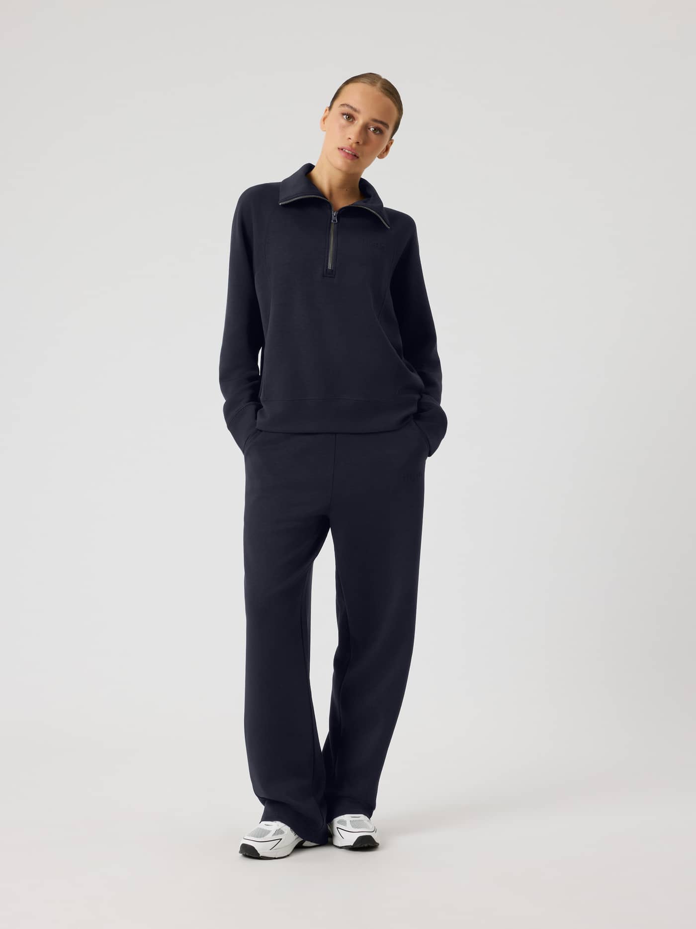 Ganzkörper-Vorderansicht einer Frau im locker sitzenden Studio Soft Halfzip Sweatshirt in Night sky (Marineblau) für Tennis. - Image 1