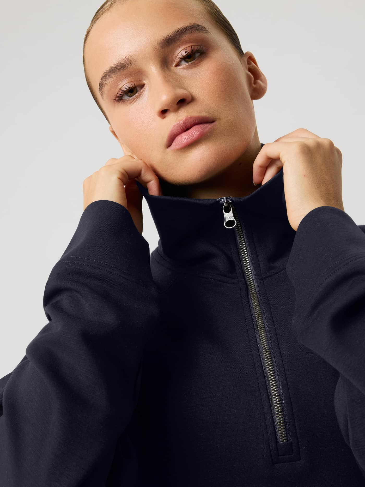 Studio Soft Halfzip Sweatshirt en Night Sky (Marino) para mujer, con cuello alto y estilo para rendimiento en tenis. - Image 2