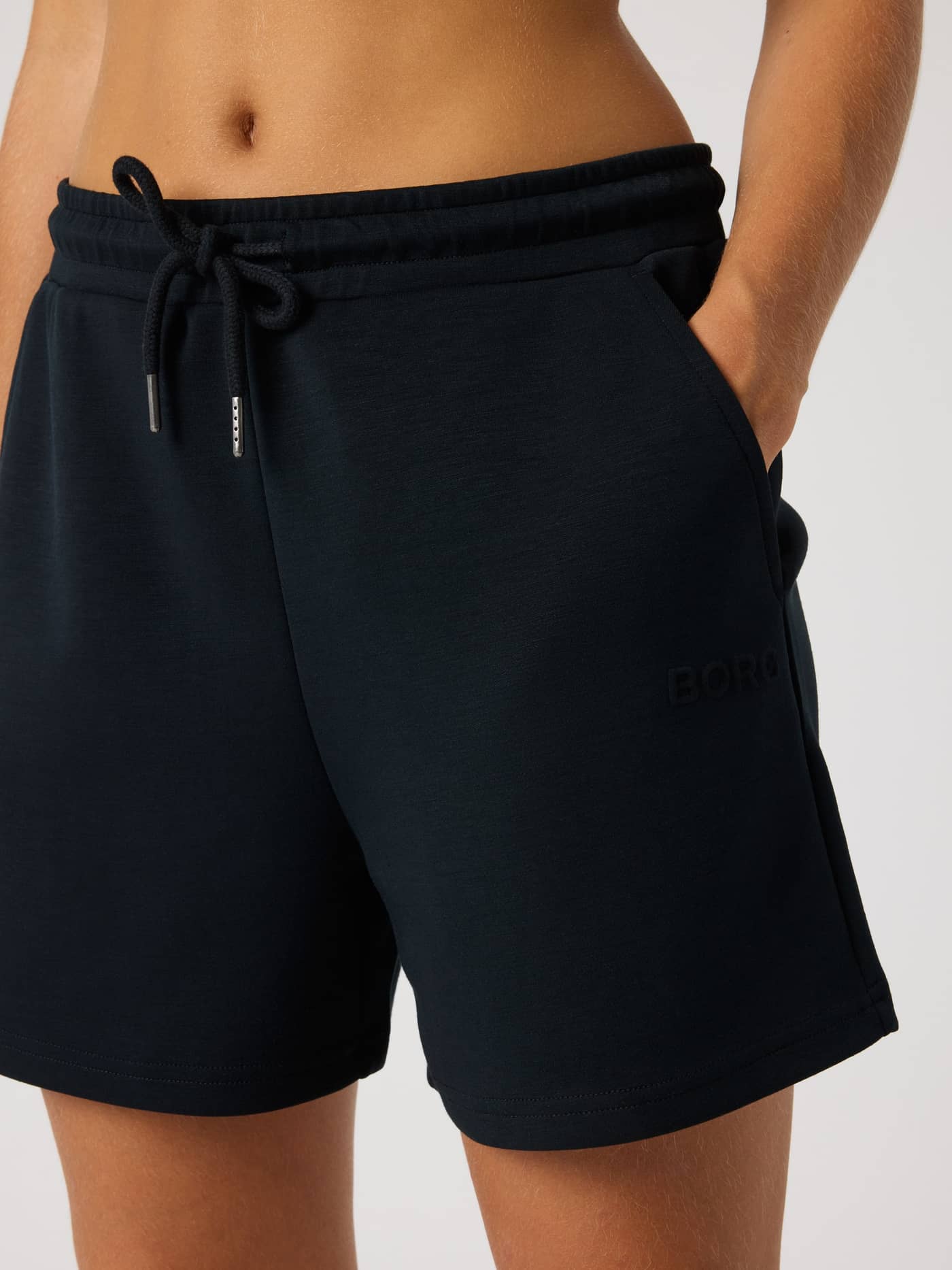 Studio Soft Sweatshorts en Black Beauty (Noir) en gros plan avec une coupe ample et un logo noir ton sur ton. - Image 4