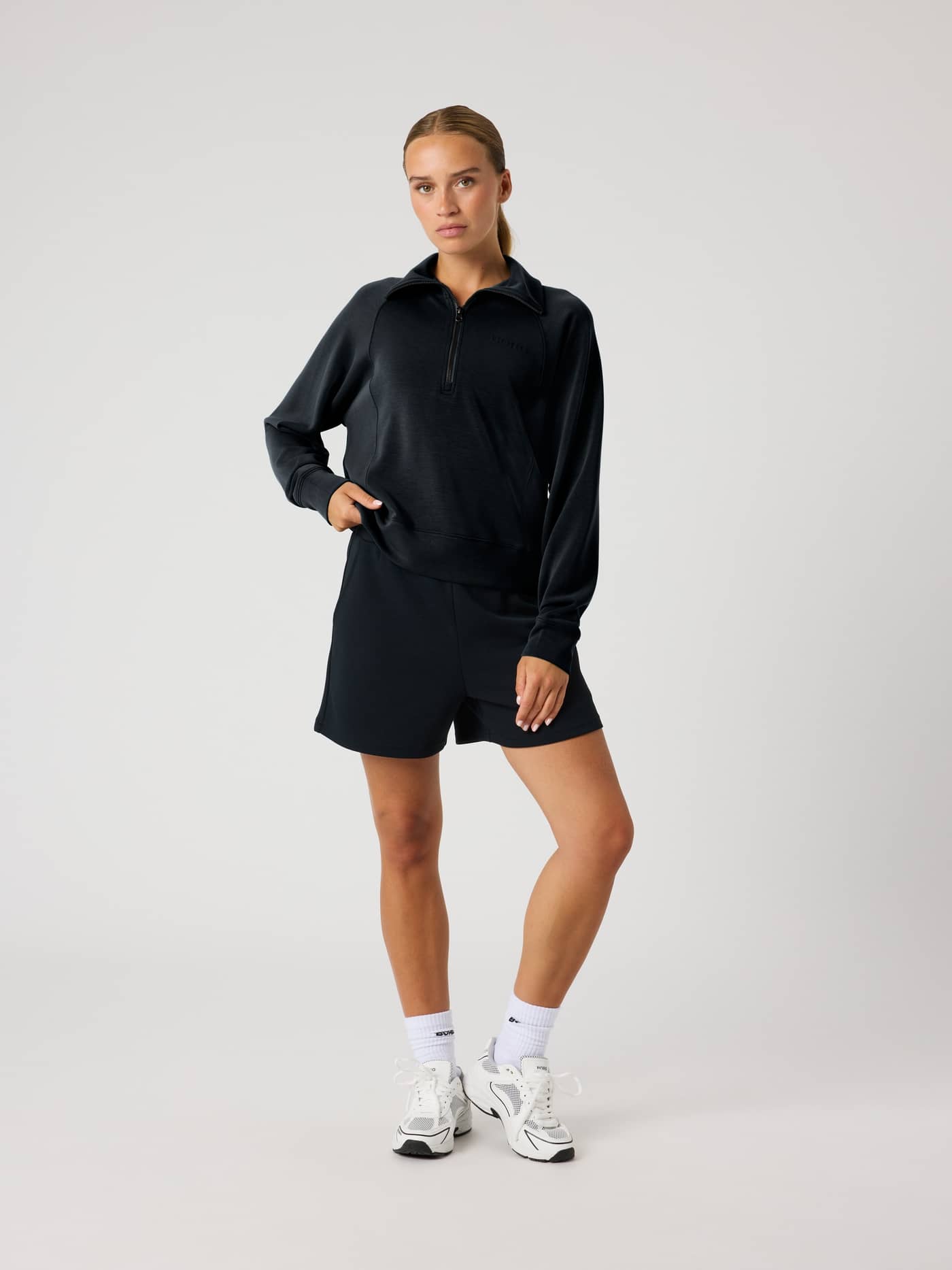 Vue en pied d'une femme portant le Studio Soft Sweatshorts Black Beauty (Noir) au mélange doux et à la coupe ample. - Image 3