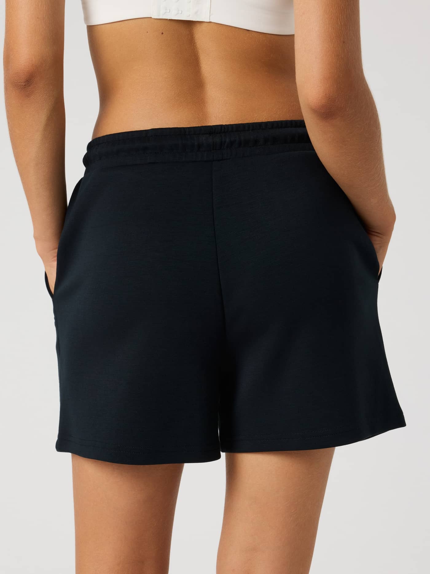Vue de dos du Studio Soft Sweatshorts en Black Beauty (Noir) avec une coupe décontractée pour femme. - Image 2