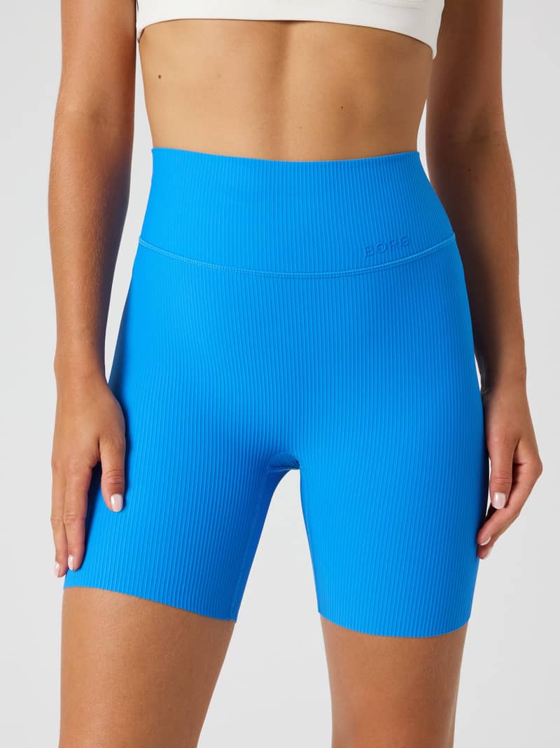 Vorderansicht der hochgeschnittenen Studio Ribbed Shorts in Palace Blue (Blau) für das Training mit tonalem Logo.