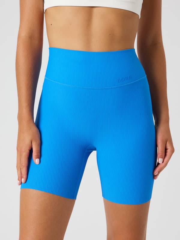 Vue de face du Studio Ribbed Shorts à taille haute en Palace Blue (Bleu) pour l'entraînement avec logo ton sur ton.