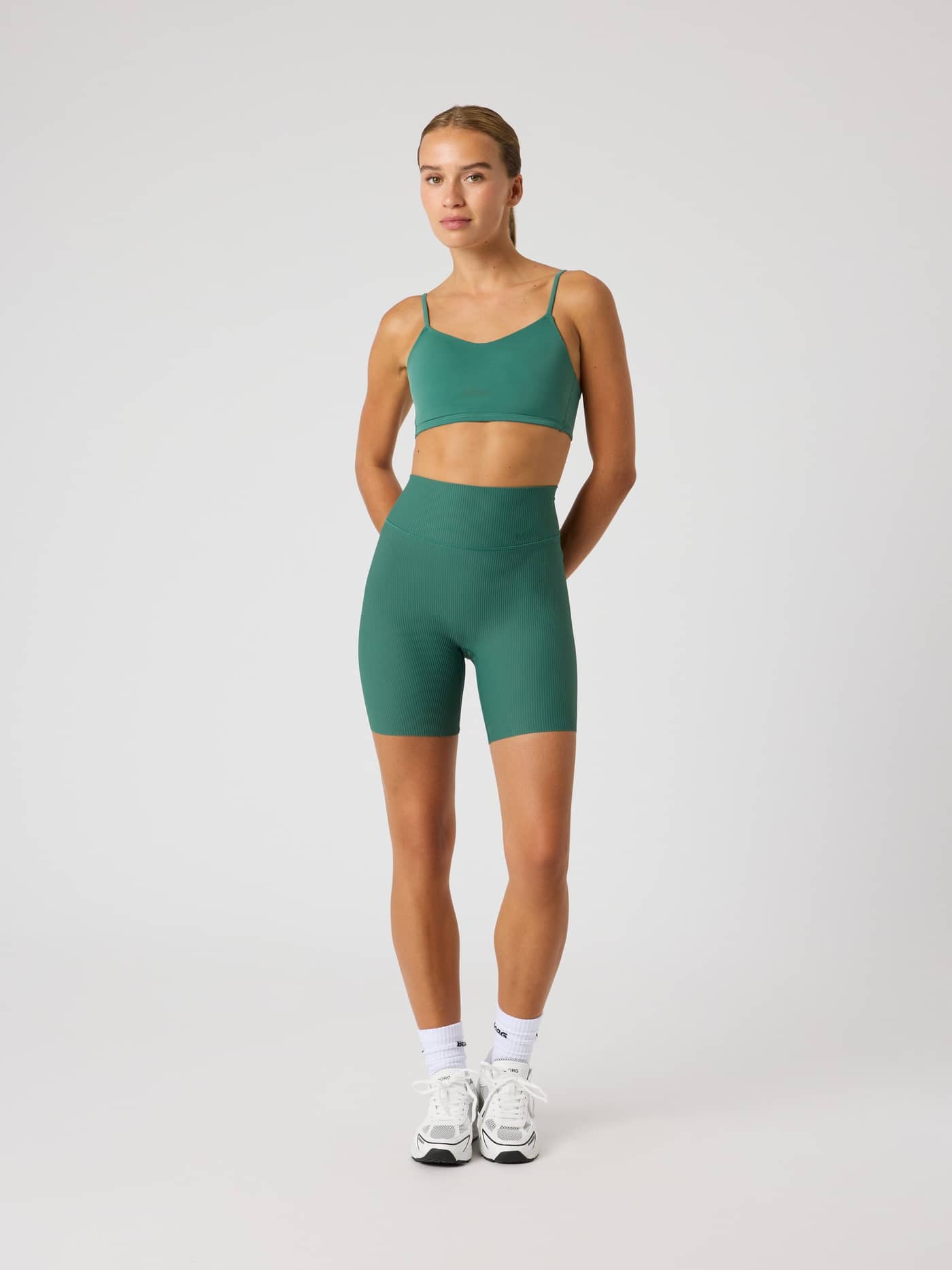 Studio Ribbed Shorts i Mallard Green (Grøn) set forfra med tonet logo og højtaljet pasform til træning. - Image 3