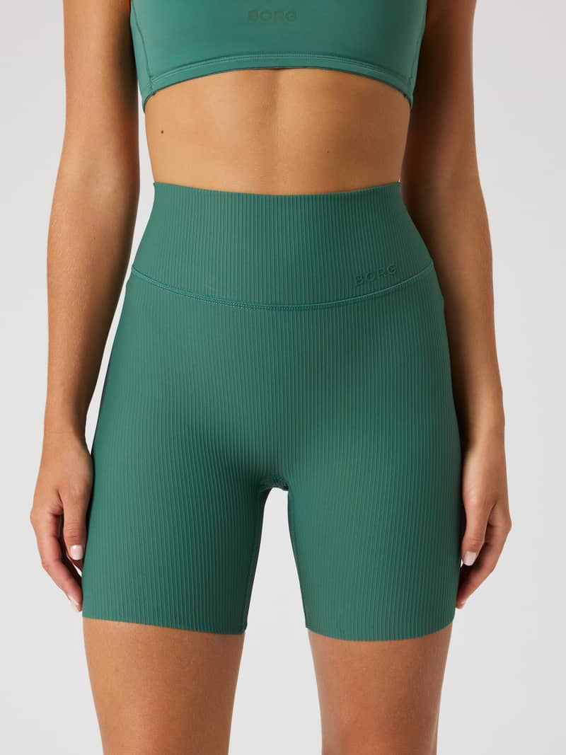 Vooraanzicht van de Studio Ribbed Shorts in Mallard Green (Groen) met hoge taille voor stijlvolle training.