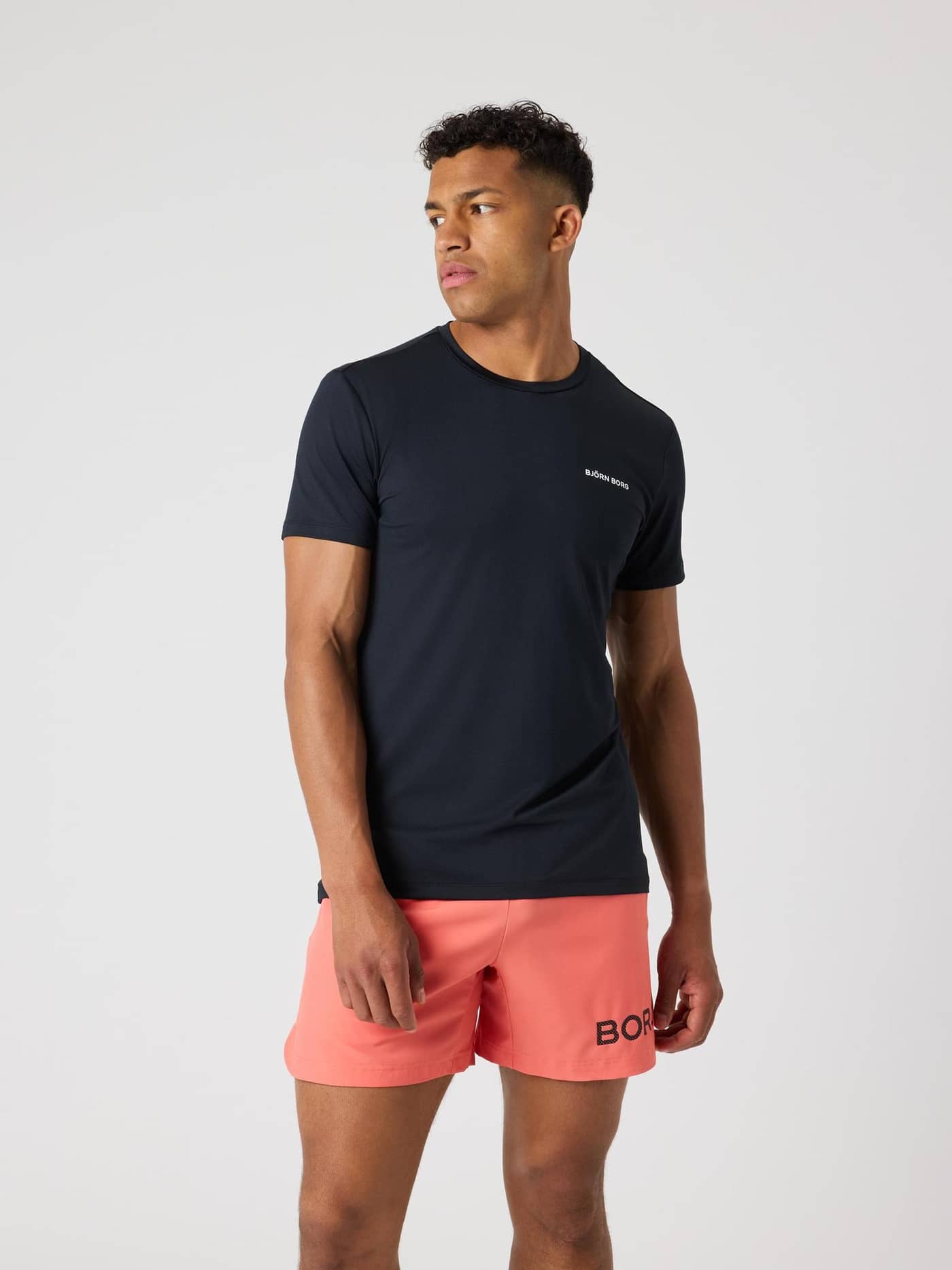 Borg Graphic T-Shirt i Black Beauty (Sort) set forfra med hvidt logo, ideel til træning og tennis. - Image 2