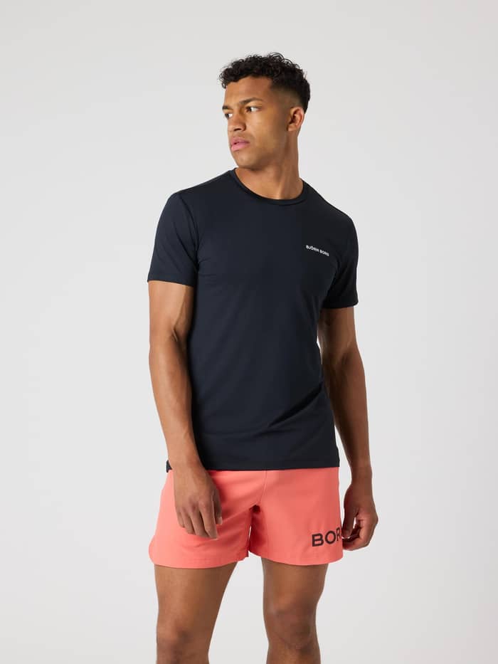 Borg Graphic T-Shirt i Black Beauty (Sort) set forfra med hvidt logo, ideel til træning og tennis. - Image 2