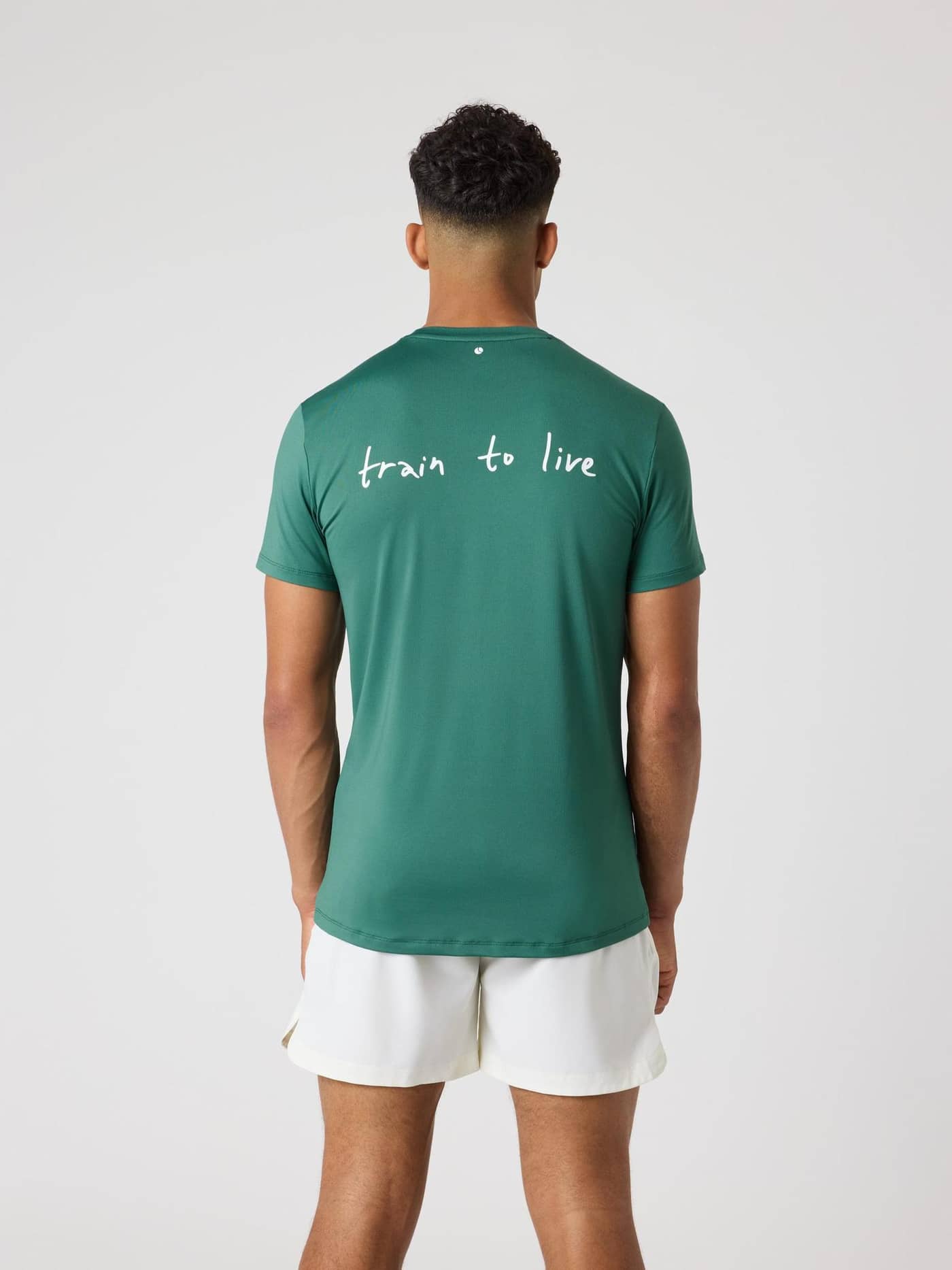 Vue de dos d'un homme portant le Borg Graphic T-Shirt Mallard Green (Vert) avec un graphique d'entraînement au dos. - Image 1