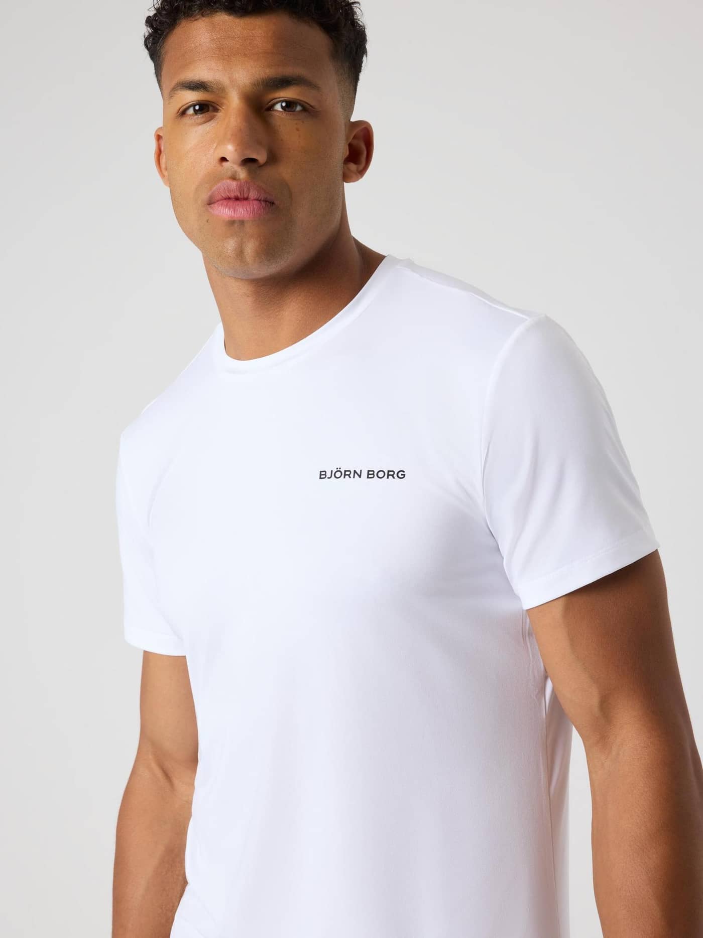 Borg Graphic T-Shirt i Brilliant White (Hvid) set forfra med sort logo og genanvendt polyester til træning. - Image 5
