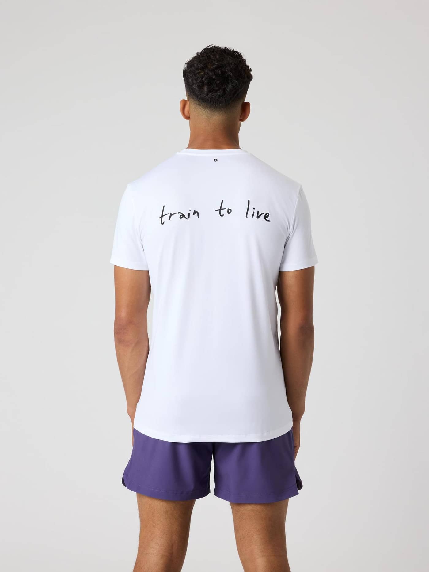Borg Graphic T-Shirt i Brilliant White (Hvid) set bagfra med 'train to live'-træningsprint. - Image 2