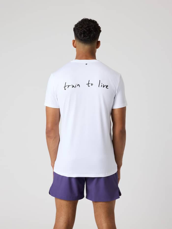 Achteraanzicht van een man in de Björn Borg Graphic T-Shirt in Brilliant White (Wit) met 'train to live' trainingsprint. - Image 2