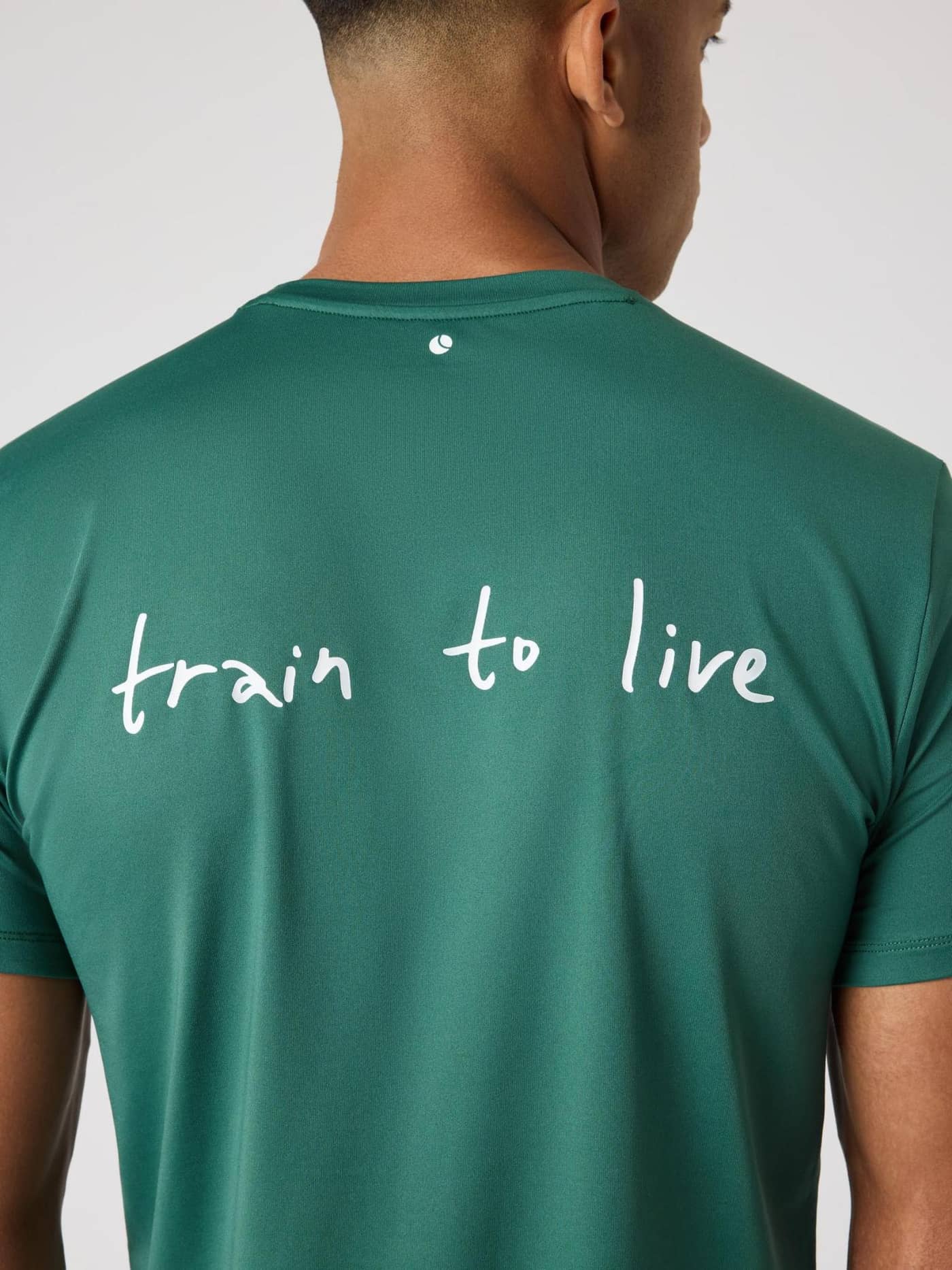 Borg Graphic T-Shirt i Mallard Green (Grøn) set bagfra i nærbillede med hvid tekst og tennislogo til træning. - Image 4