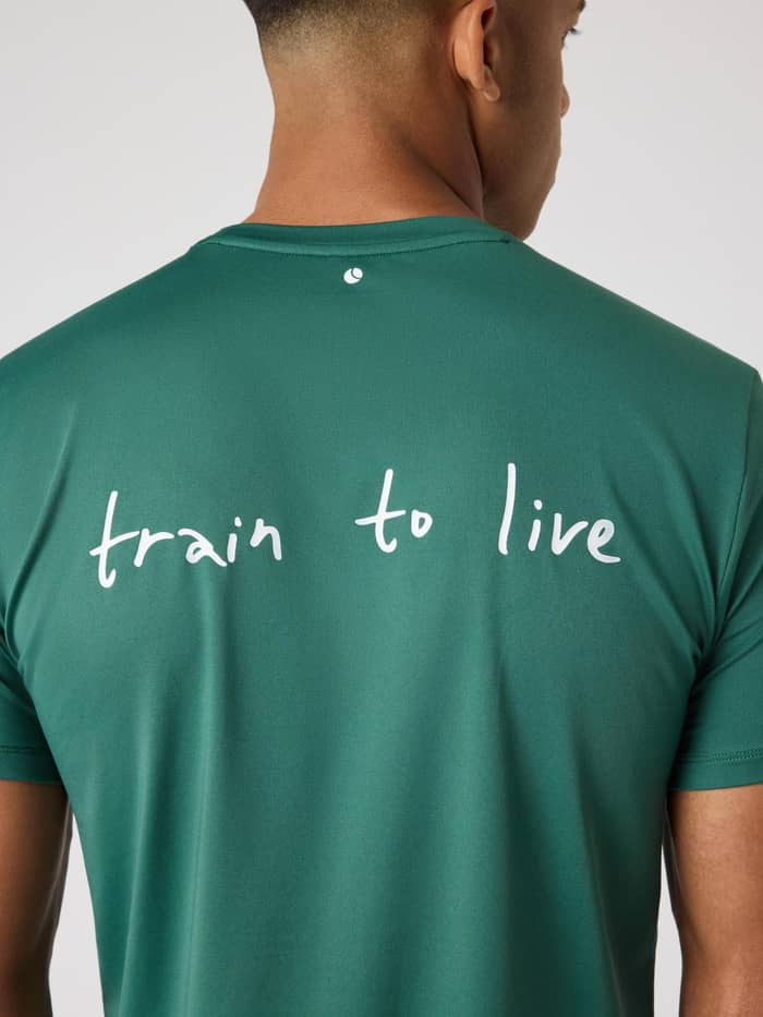 Close-up achteraanzicht van het Borg Graphic T-Shirt in Mallard Green (Groen) voor training met witte tekst en tennislogo. - Image 4