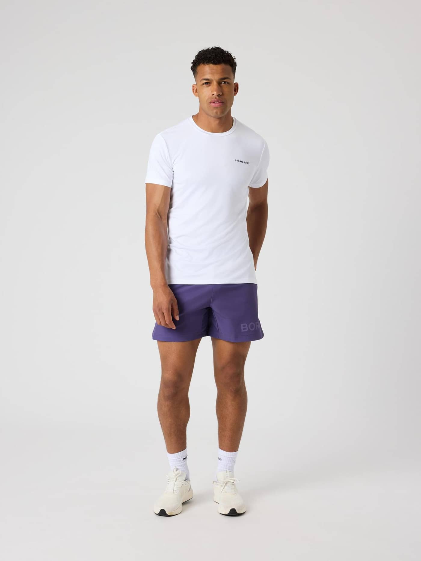 Borg Graphic T-Shirt i Brilliant White (Hvid) set forfra i fuld figur til performance og træning. - Image 3