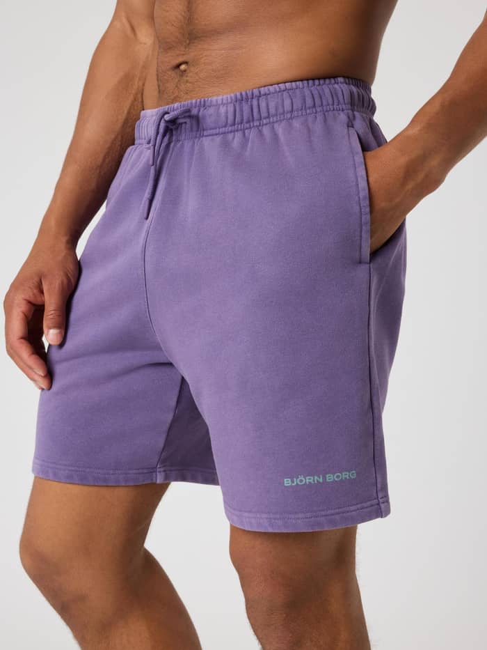 Borg Classic Sweatshorts in Mystical (Paars) op een man met een mintgroen logo en een stijlvolle katoenen pasvorm. - Image 4