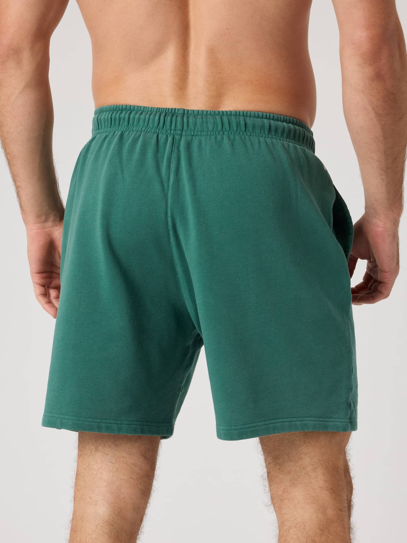 Vista posterior de hombre con Borg Classic Sweatshorts en Mallard Green (Verde) de suave french terry y ajuste regular. - Image 2