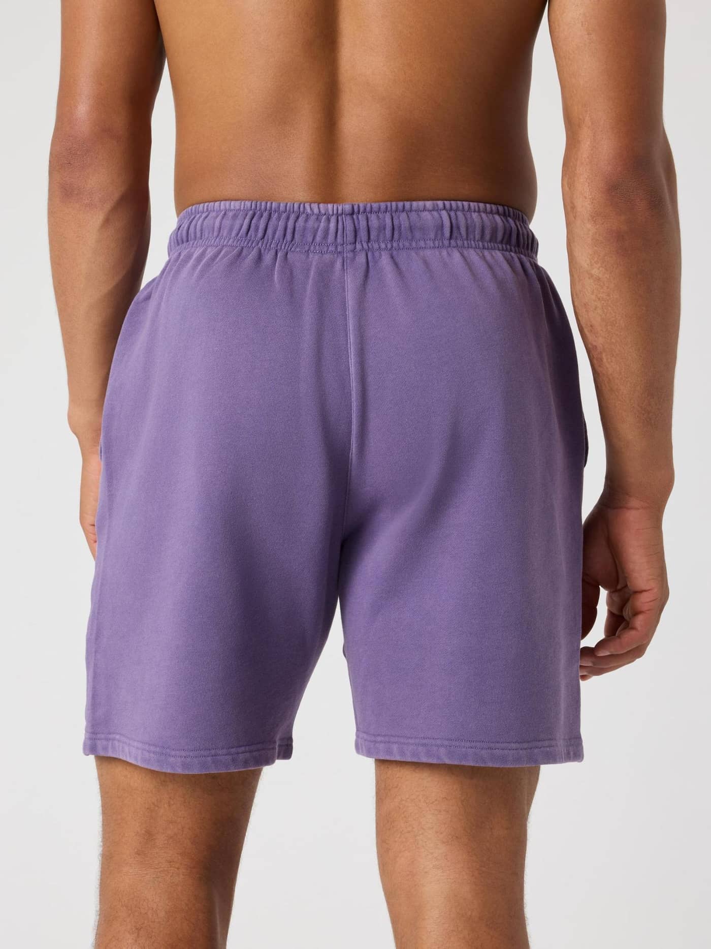 Vista posterior de un hombre con Borg Classic Sweatshorts en Mystical (Morado) de algodón, ajuste regular y estilo tenis. - Image 2