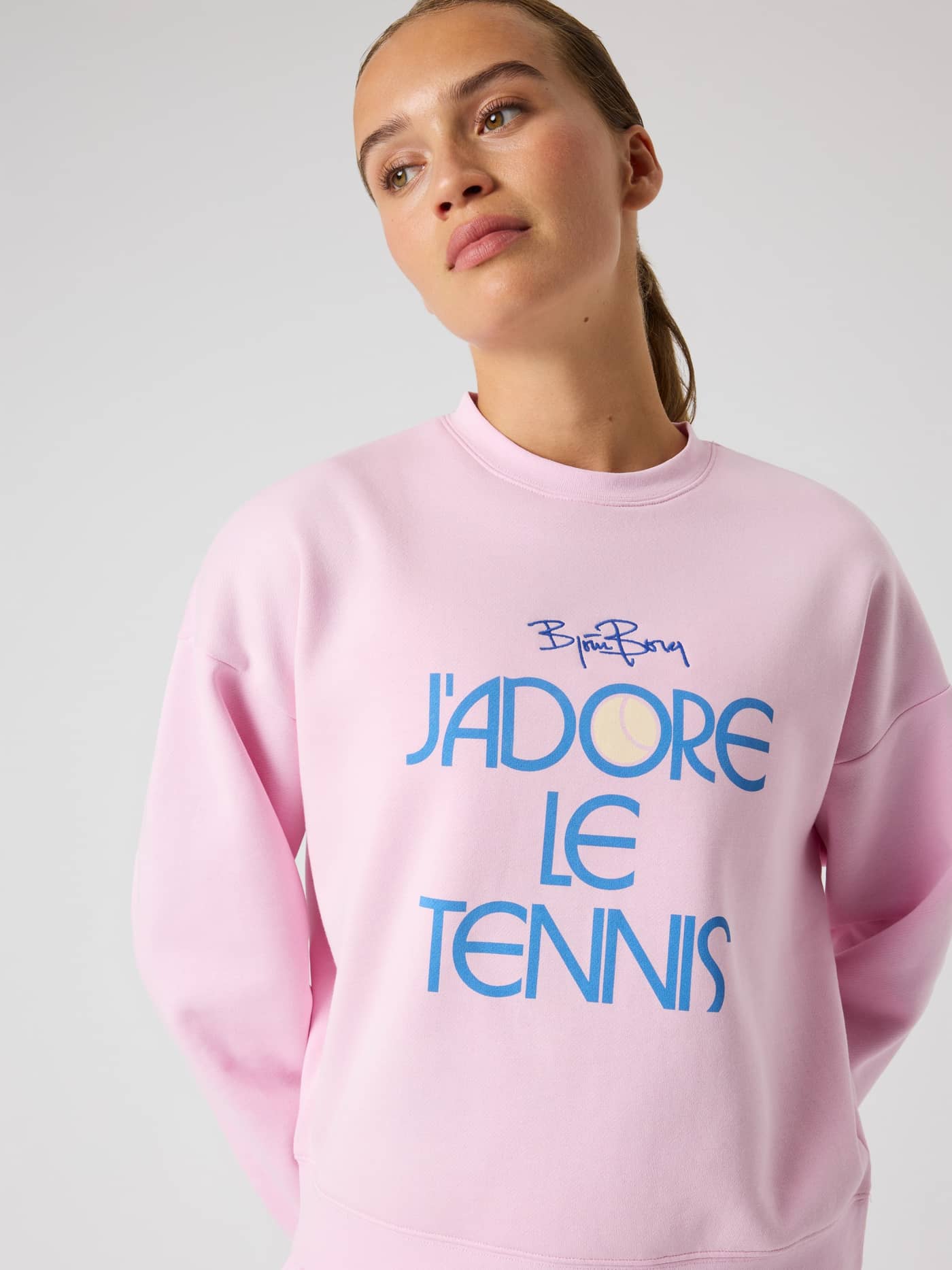 Borg Boyfriend Sweatshirt in Pink Lady (Roze) met een blauwe tennis graphic op de borst, getoond in vooraanzicht. - Image 4