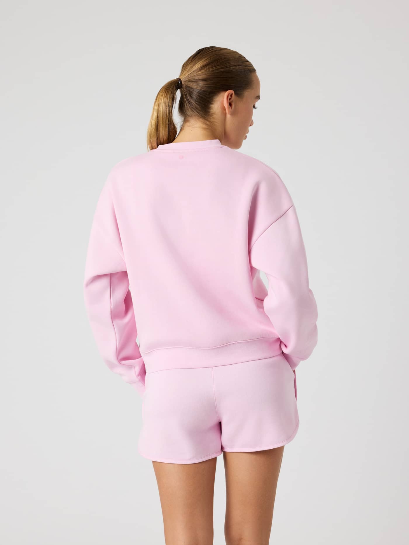 Borg Boyfriend Sweatshirt in Pink Lady (Roze) in achteraanzicht met een relaxte pasvorm, ideaal voor tennis. - Image 2