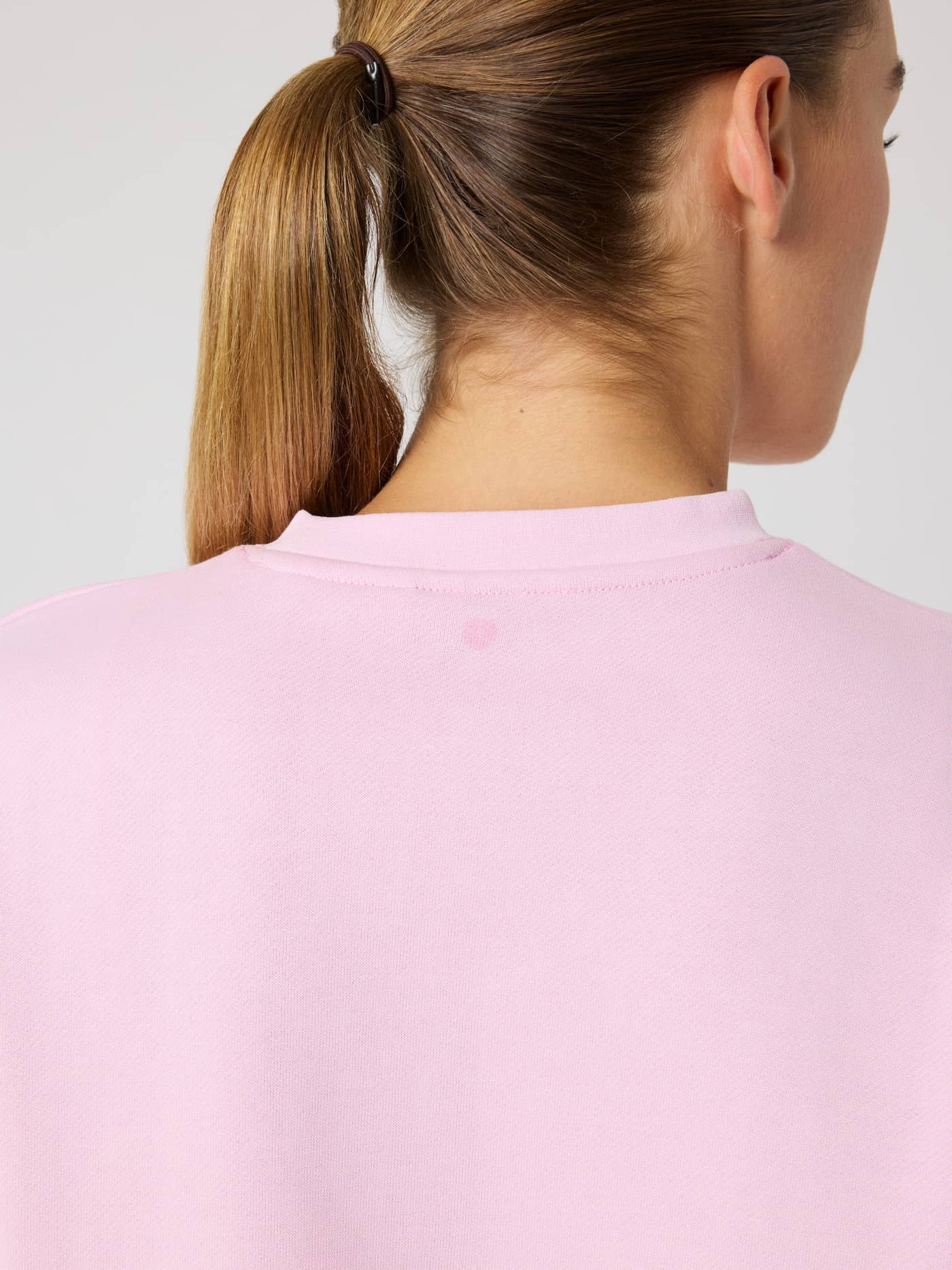 Borg Boyfriend Sweatshirt in Pink Lady (Roze) met subtiele tennisbalprint in de nek en stijlvolle pasvorm, achteraanzicht. - Image 6
