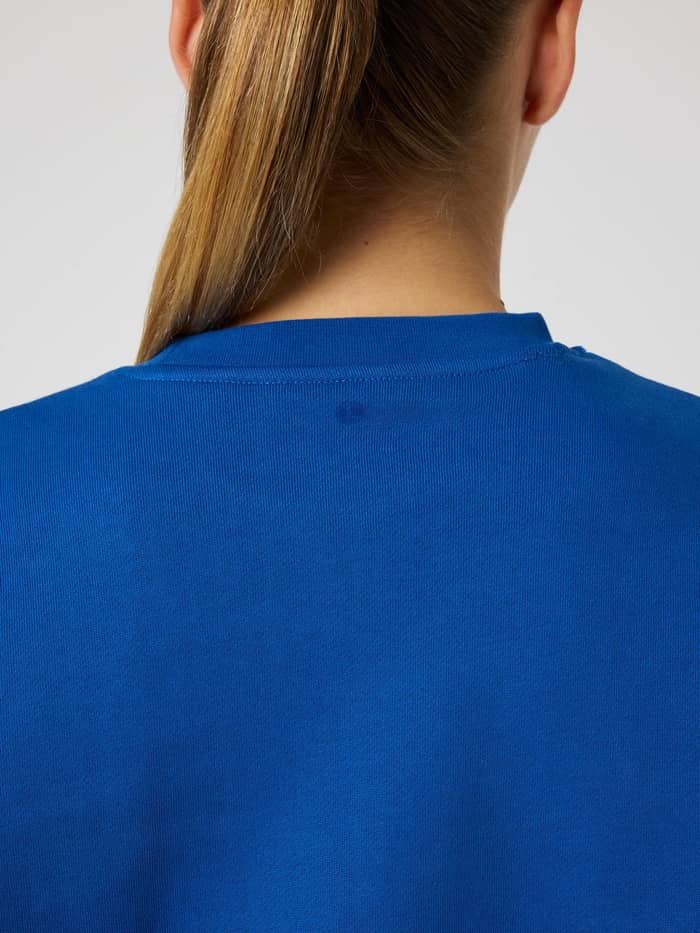 Nahaufnahme der Nackenpartie des Borg Boyfriend Sweatshirt in Monaco Blue (Blau) mit einem sportlichen Tennisball-Print. - Image 5