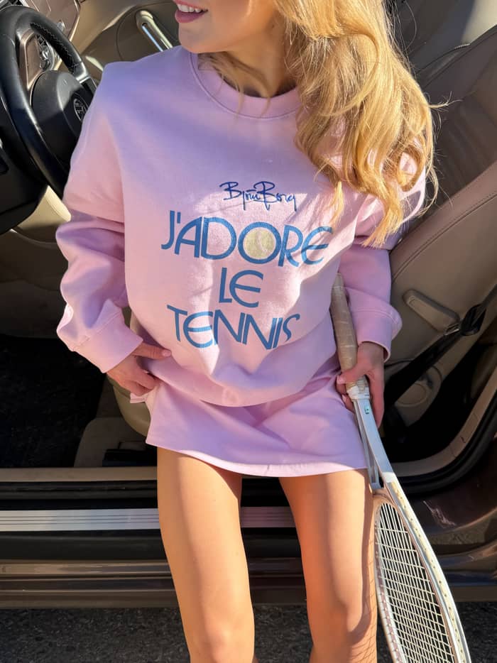 Oversized Borg Boyfriend Sweatshirt aus Baumwollmischung in Pink Lady (Pink) mit Tennis-Grafik, getragen im Auto. - Image 5