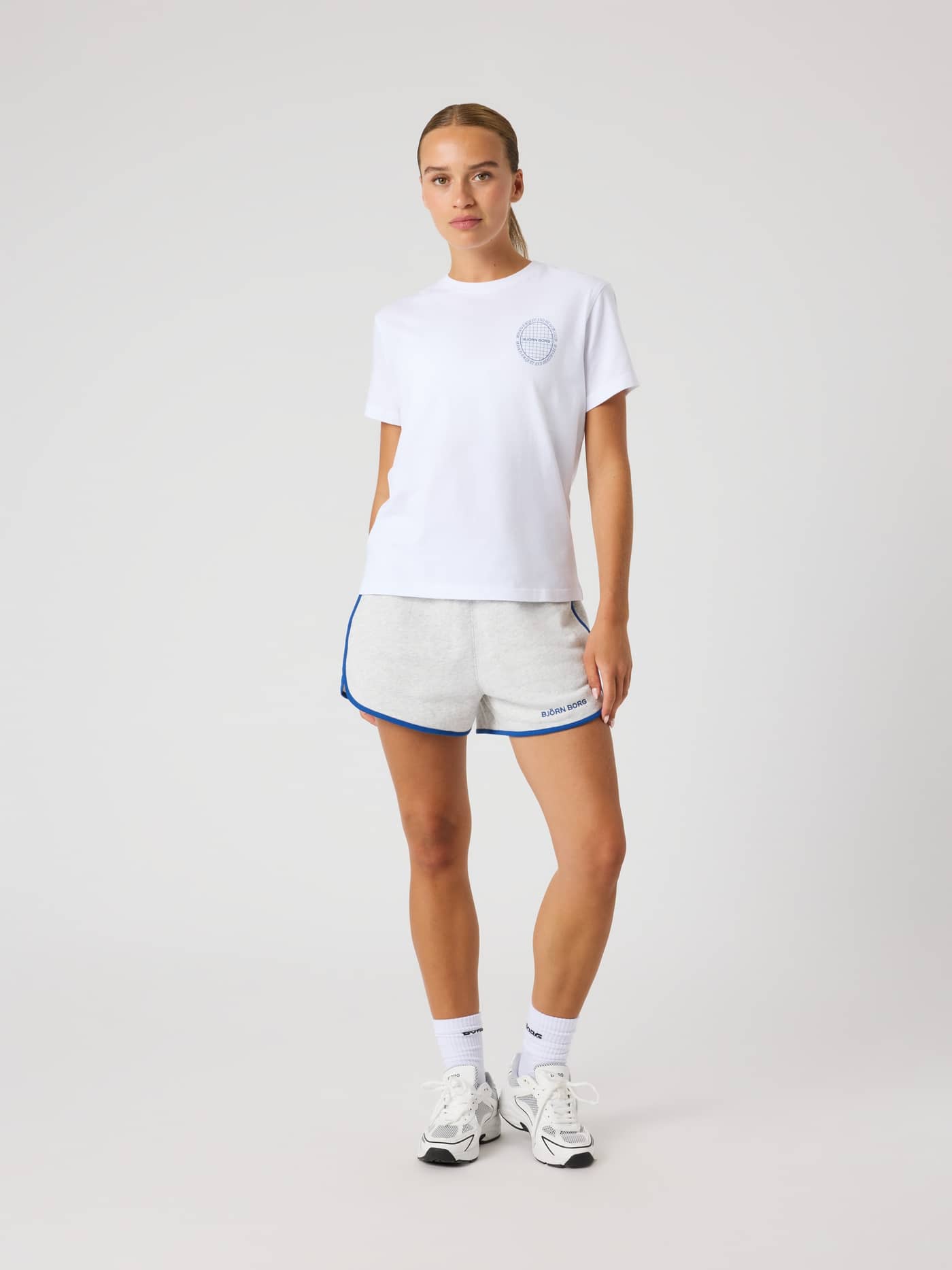 Vooraanzicht van het Borg Cotton T-Shirt in Brilliant White (Wit) met blauw logo en een stijlvolle tennis-pasvorm. - Image 1