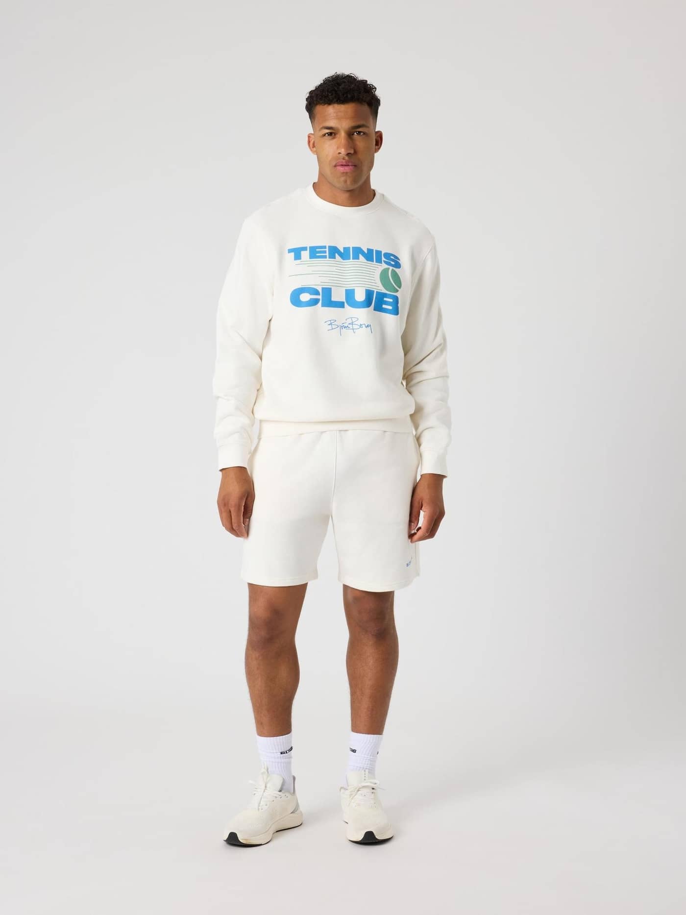 Borg Classic Print Sweatshirt i Tofu (Vit) i bomull med tennisgrafik på en man i helfigur framifrån för stil och funktion. - Image 4