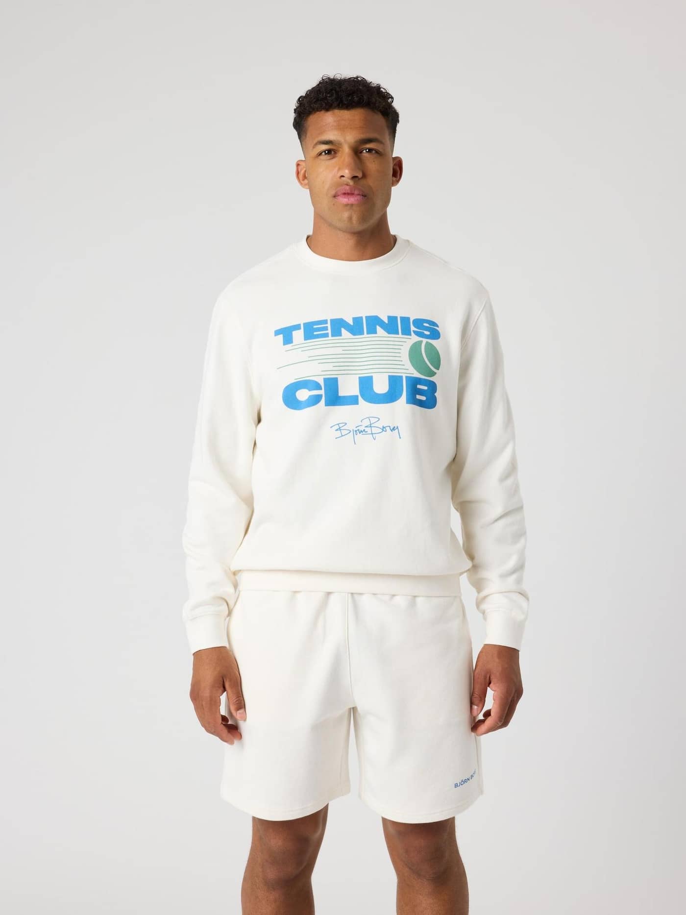 Borg Classic Print Sweatshirt i bomull i färgen Tofu (Vit) med ett stilrent tennistryck, sedd framifrån på en man. - Image 2