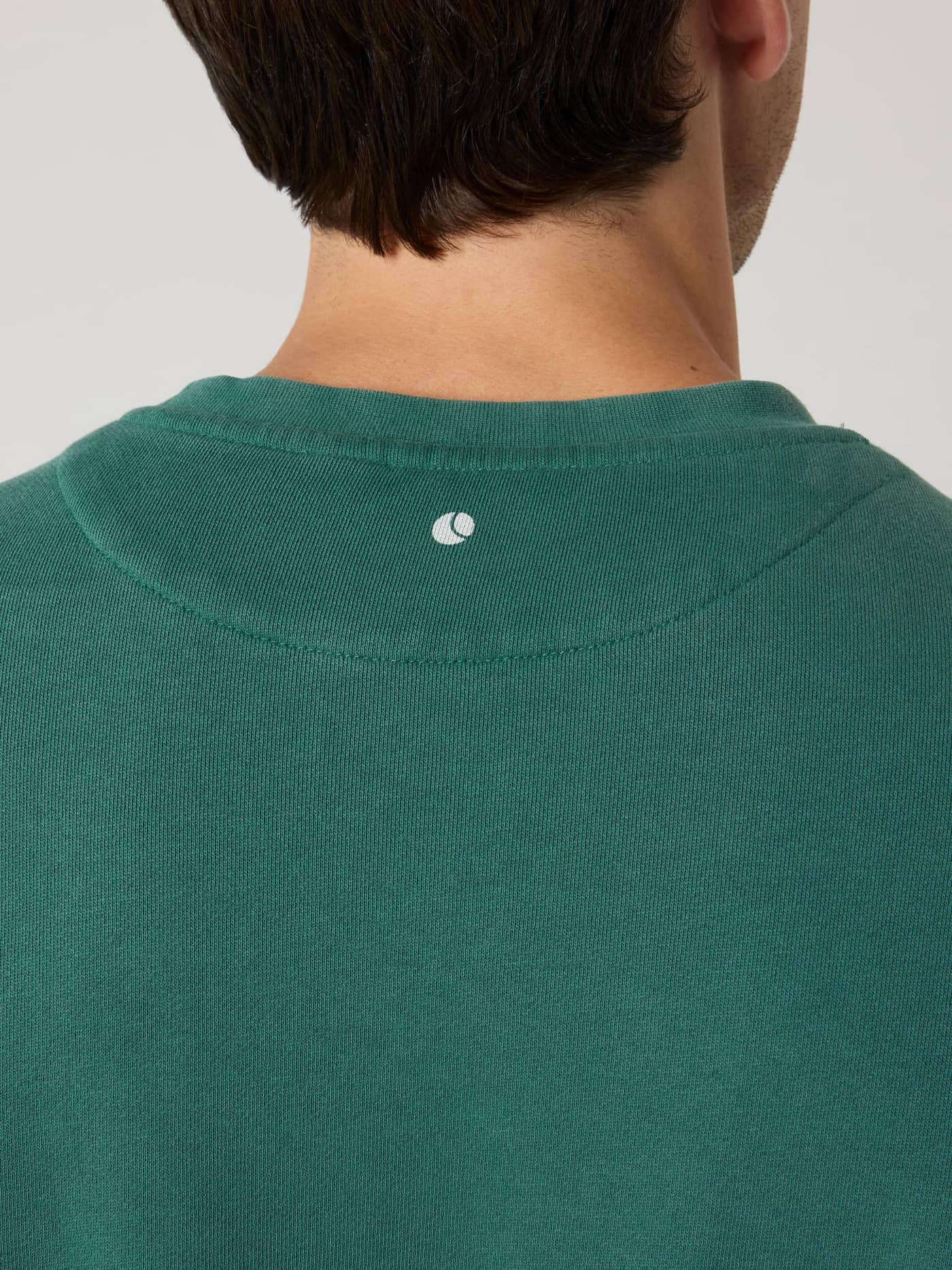 Närbild bakifrån på en man i Borg Classic Print Sweatshirt i Mallard Green (Grön) med ett tennisbollstryck i nacken. - Image 5