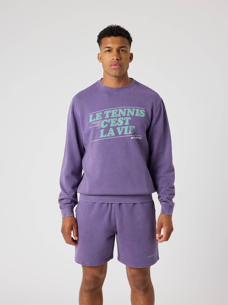 Vista frontal de un hombre con la Borg Classic Print Sweatshirt de algodón en Mystical (Morado) con gráfico de tenis.