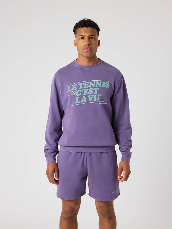 Borg Classic Print Sweatshirt i bomull och Mystical (Lila) med stilsäker tennisgrafik på en modell sedd framifrån.