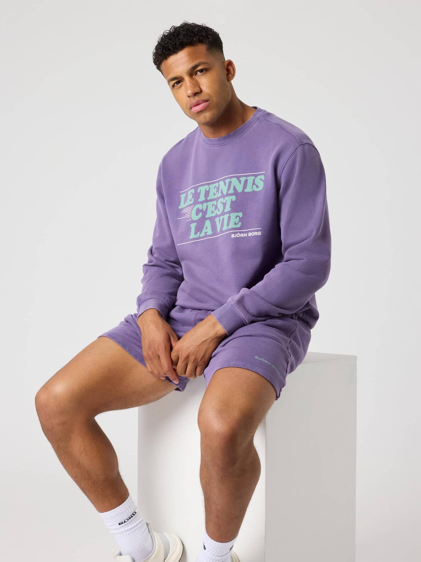 Borg Classic Print Sweatshirt i Mystical (Lilla) set forfra på en mand med tennisgrafik i blødt bomuld. - Image 4