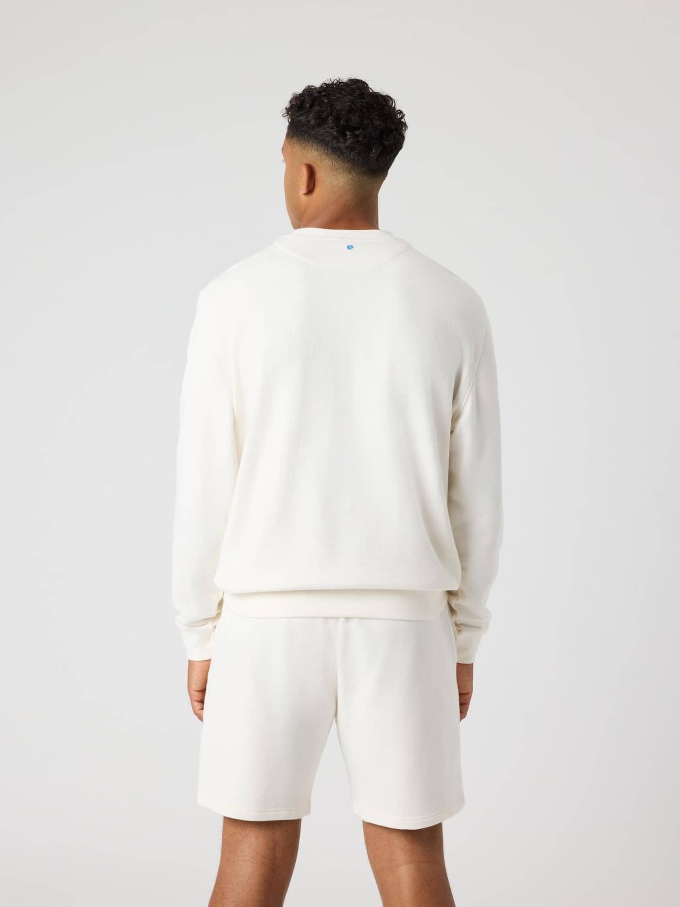 Borg Classic Print Sweatshirt i Tofu (Vit) sedd bakifrån i bomull med ett sportigt tennisbollstryck för tennis. - Image 3