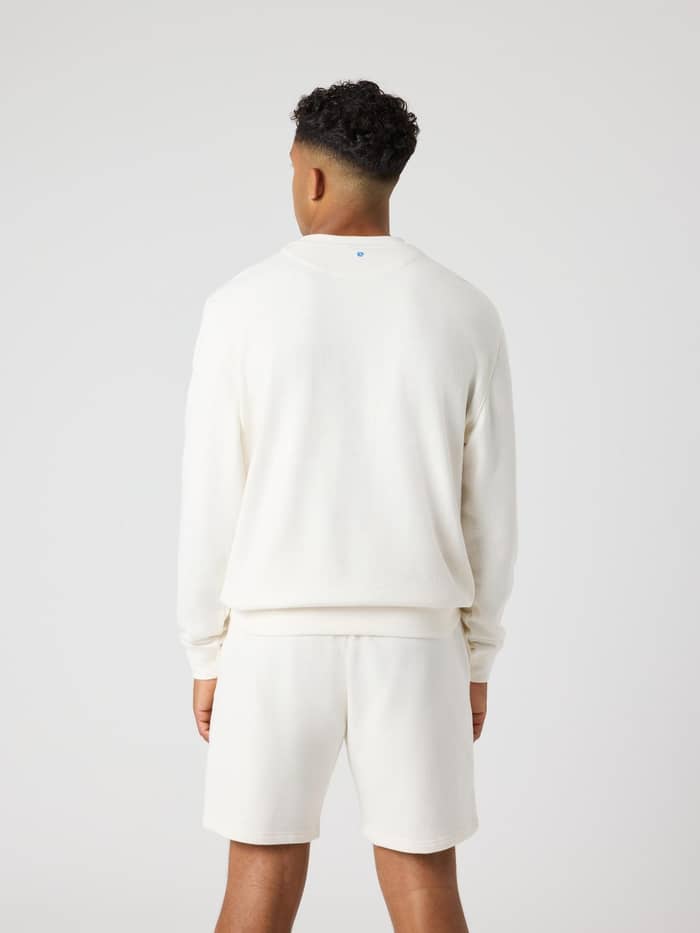 Achteraanzicht van de katoenen Borg Classic Print Sweatshirt in Tofu (Wit) met sportieve tennisbalprint en fijne pasvorm. - Image 3