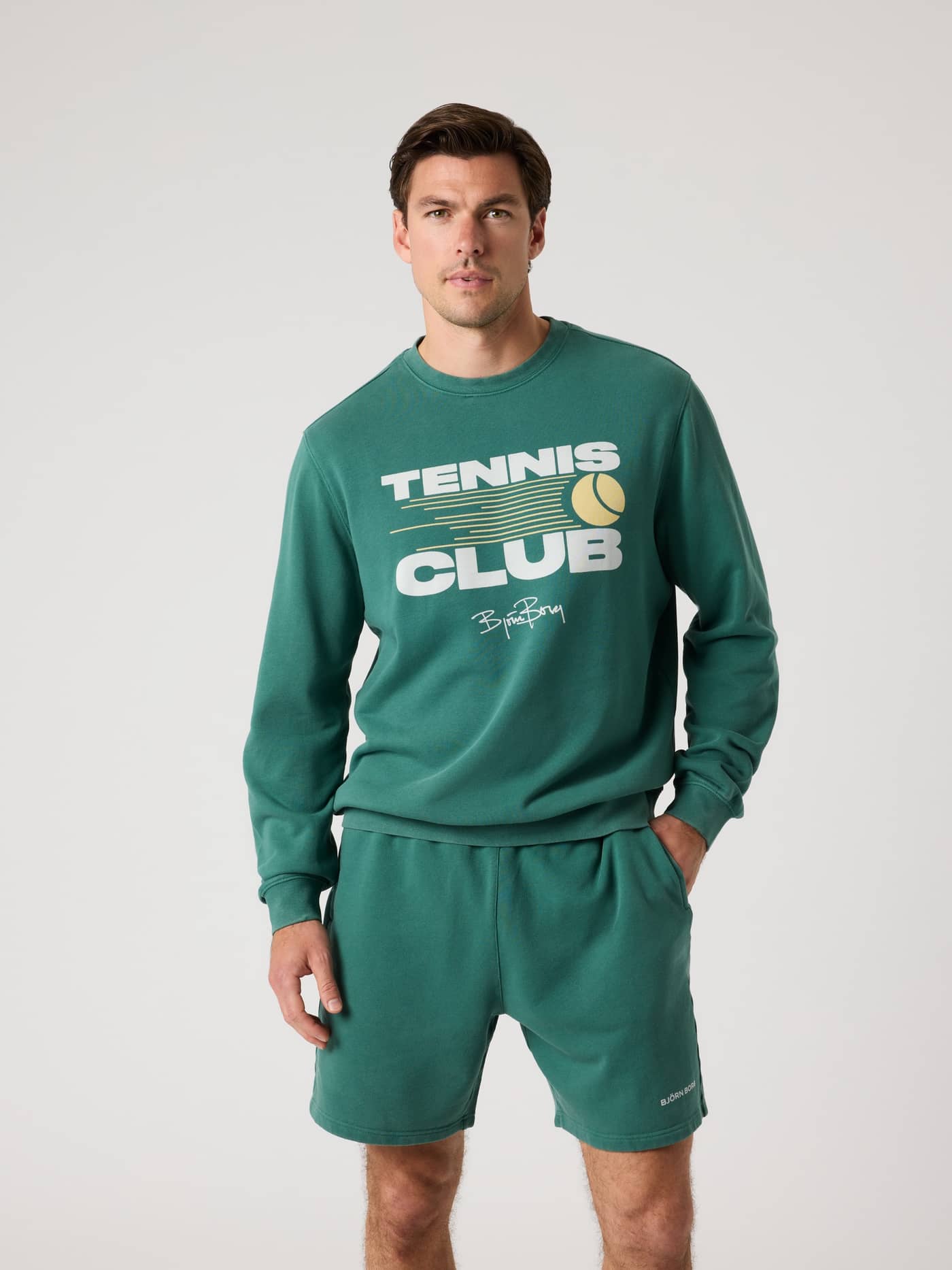 Man framifrån i Borg Classic Print Sweatshirt i Mallard Green (Grön) med regular fit och vitt tennis club-tryck. - Image 2