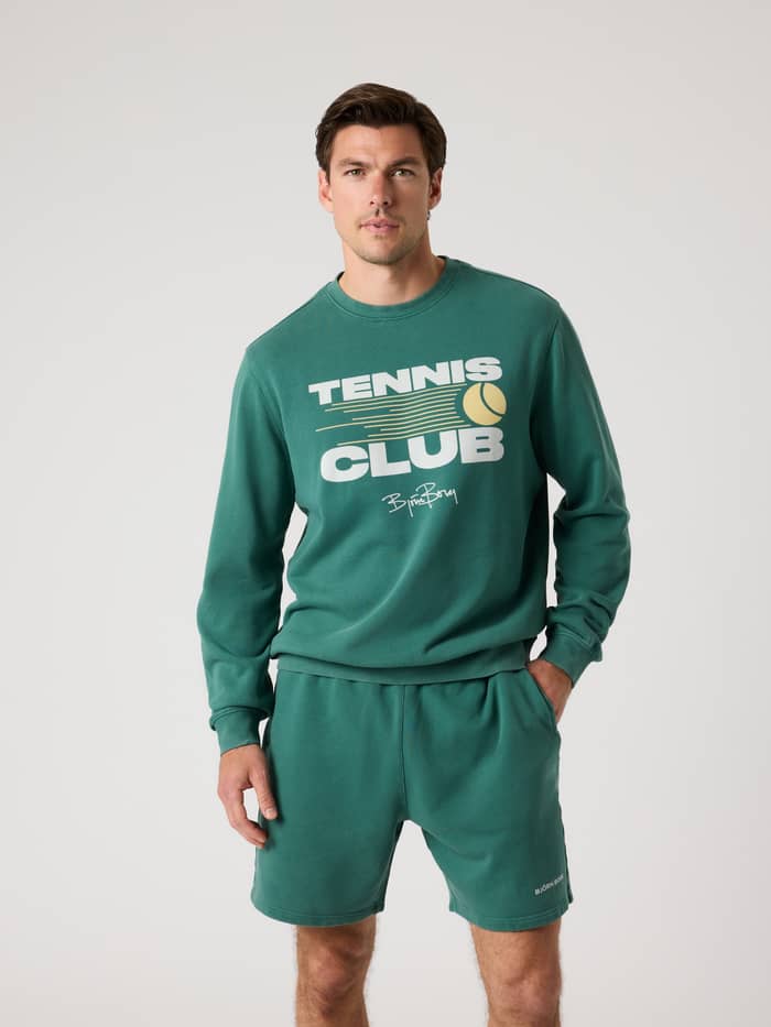 Vooraanzicht van een man in de Borg Classic Print Sweatshirt in Mallard Green (Groen) met een witte tennis club print. - Image 2