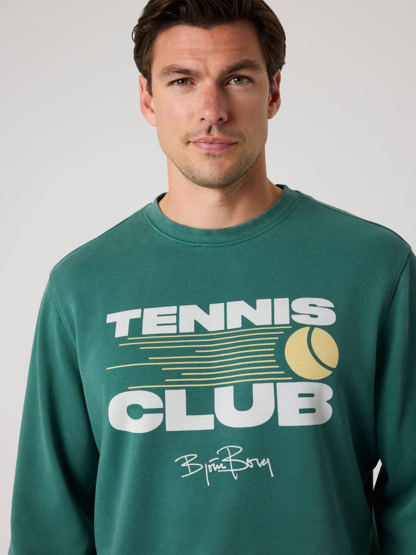 Närbild framifrån på Borg Classic Print Sweatshirt i Mallard Green (Grön) med en vit och gul tennisgrafik. - Image 6
