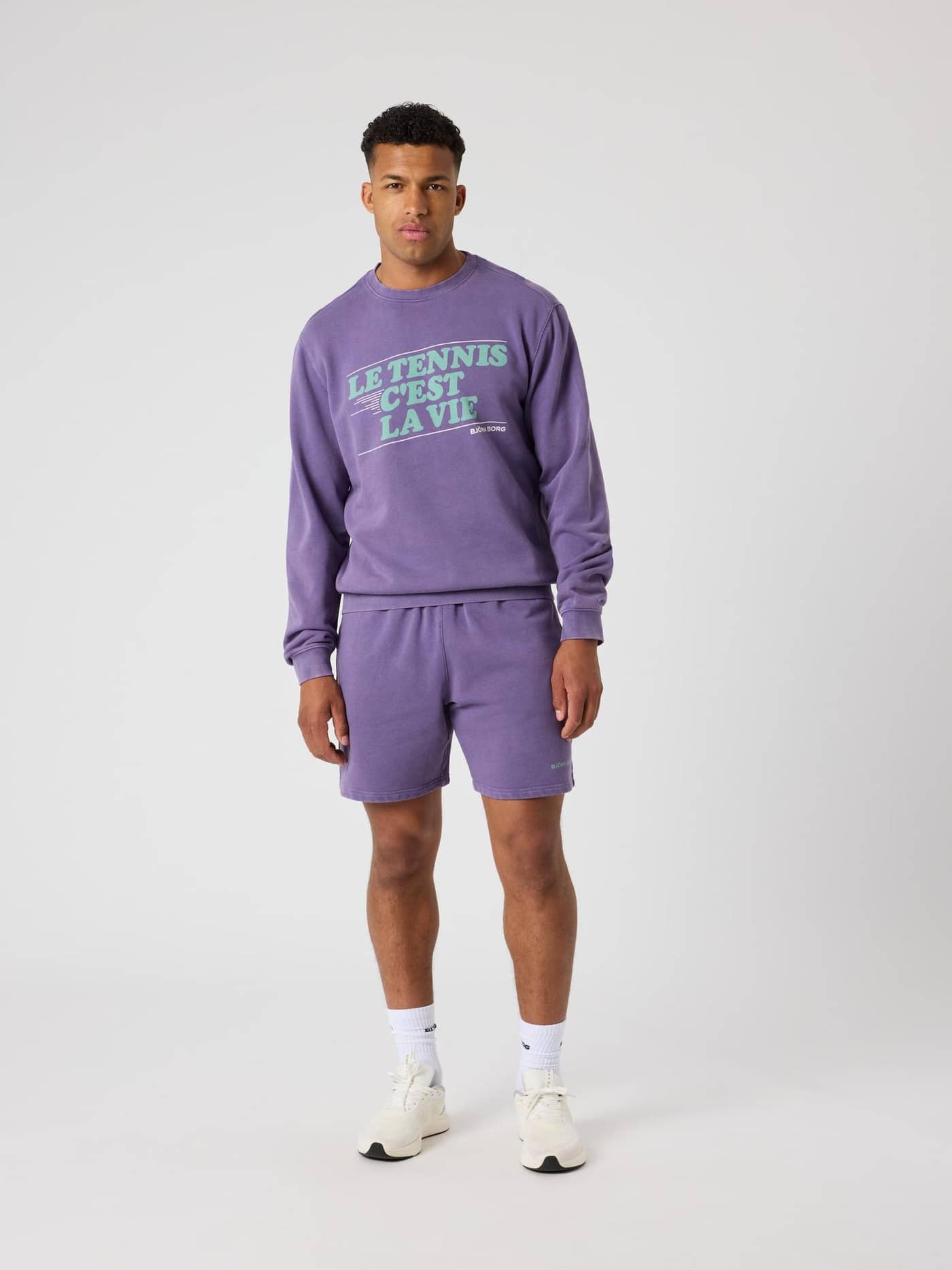 Borg Classic Print Sweatshirt i Mystical (Lilla) set forfra med et stilfuldt tennisprint til mænd. - Image 3