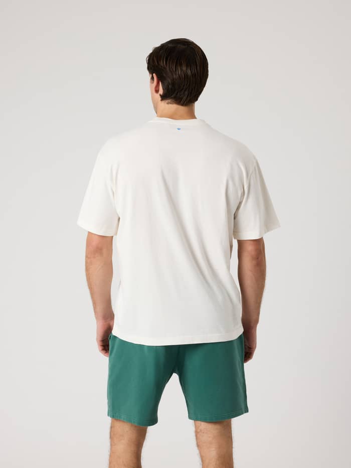 Achteraanzicht van een man in het katoenen Borg Classic Print T-Shirt in Tofu (Wit) met een tennisbalprint. - Image 3