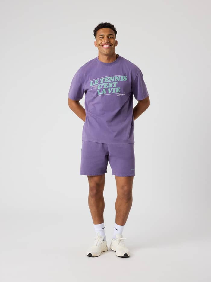 Vooraanzicht van een man in het Björn Borg Classic Print T-Shirt in Mystical (Paars) van 100% katoen met tennisgraphics. - Image 3