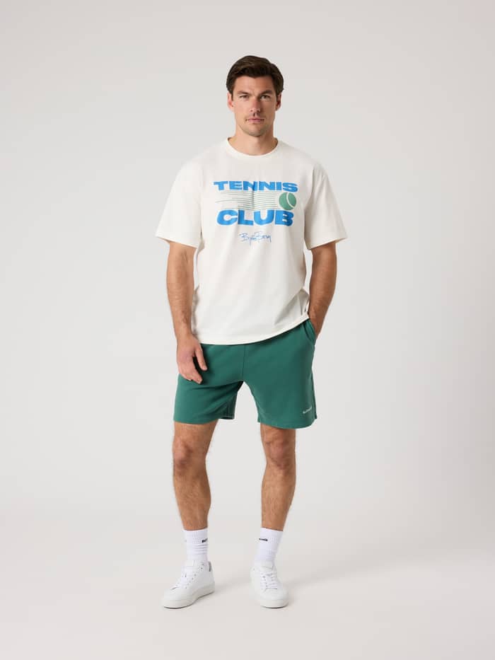 Volledig vooraanzicht van een man in het katoenen Borg Classic Print T-Shirt in Tofu (Wit) met een tennisprint. - Image 4