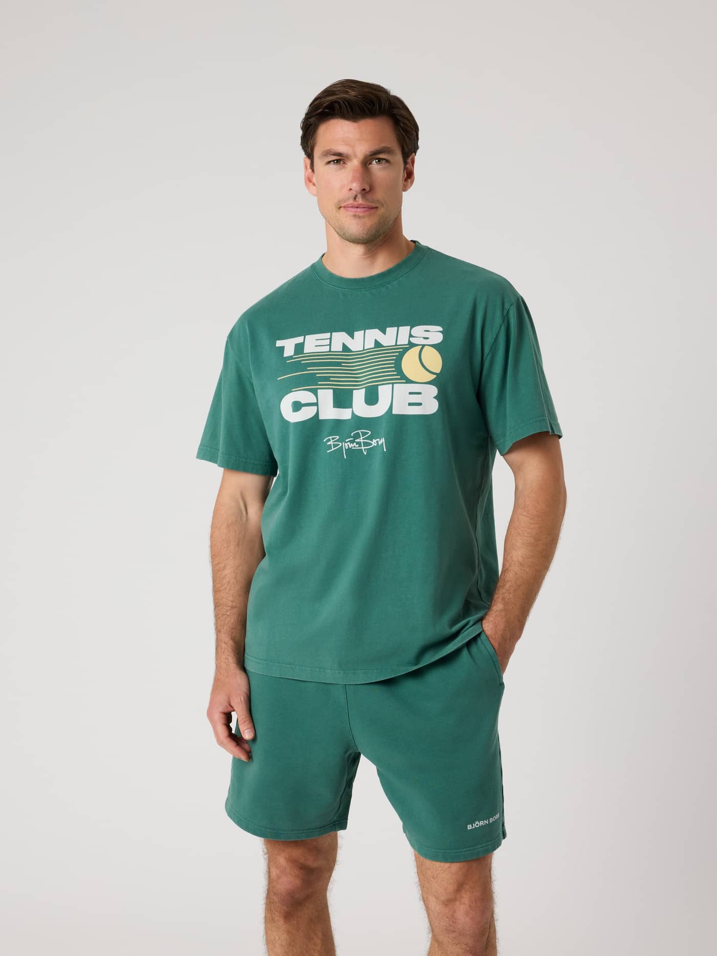 Borg Classic Print T-Shirt in Mallard Green (Groen) met Tennis Club-opdruk op de borst, vooraanzicht van een man. - Image 1
