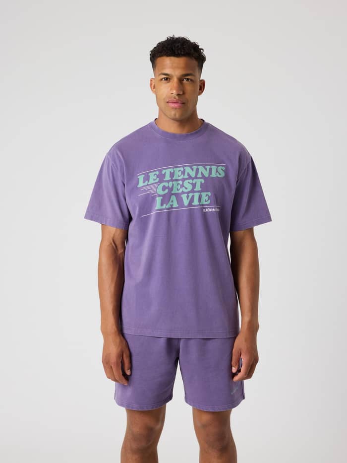 Borg Classic Print T-Shirt i Mystical (Lila) i bomull sedd framifrån på en man med ett grafiskt tennistryck.
