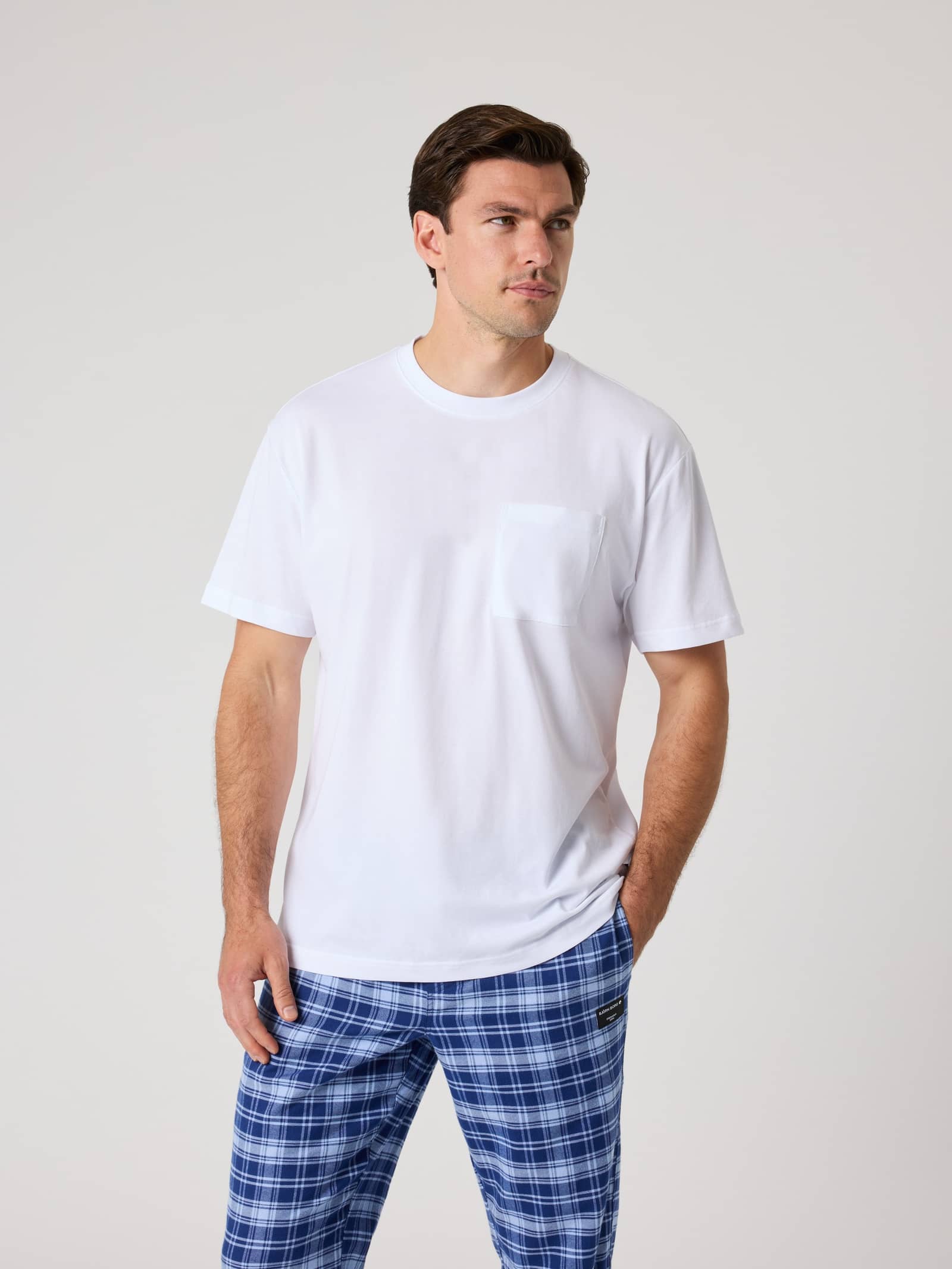 Vooraanzicht van een model in het Borg Relaxed T-Shirt in Brilliant White (Wit) met een relaxed fit en borstzakje. - Image 1