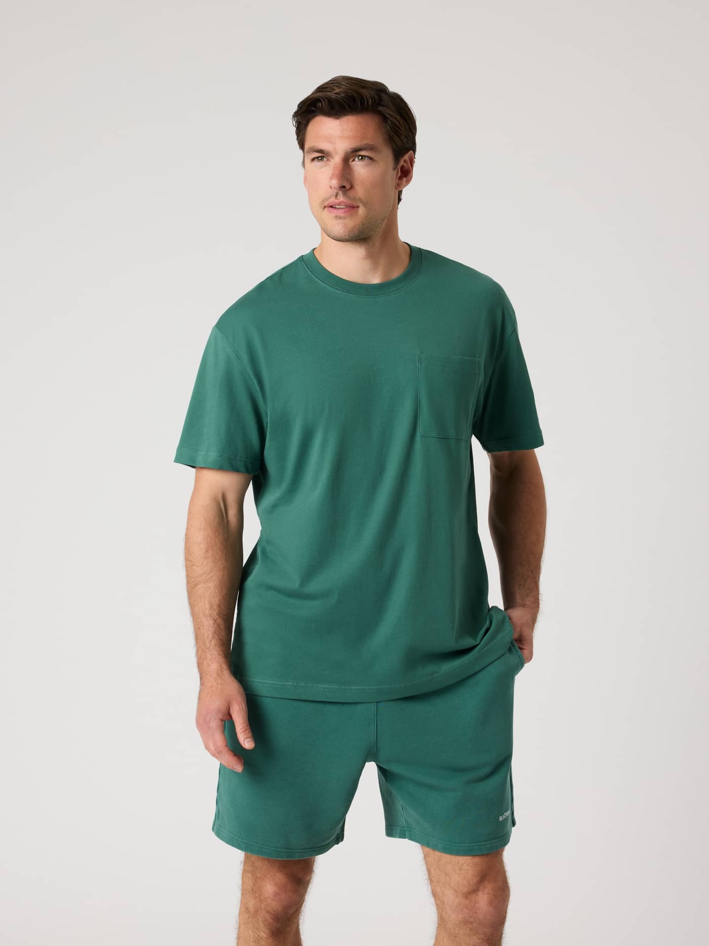 Mallard Green Borg Relaxed T-shirt met borstzakje en bijpassende short gedragen door een man in vooraanzicht. - Image 1